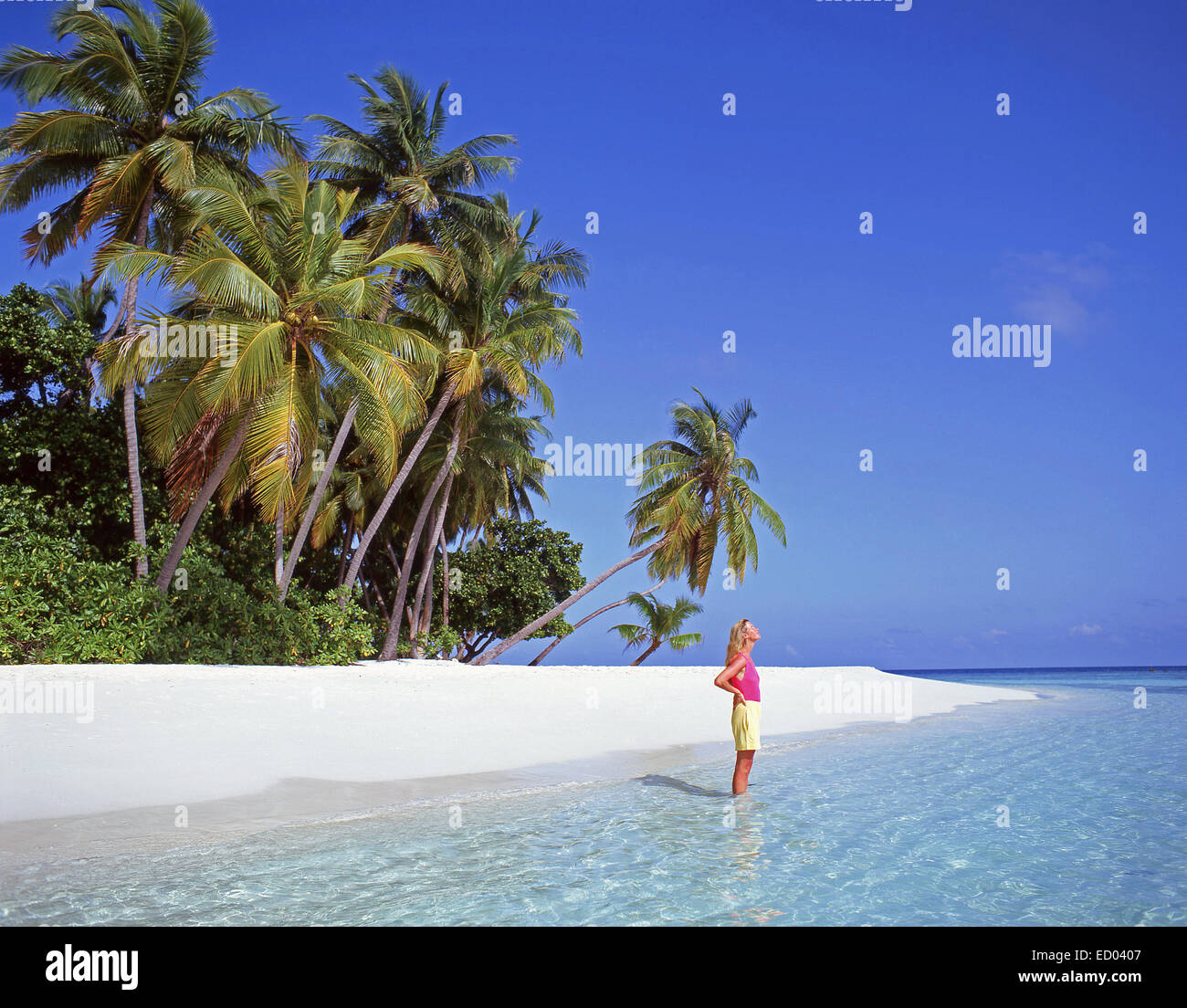 Junge Frau am tropischen Strand, Republik Malediven, Kuda Bandos Island, Kaafu Atoll Stockfoto