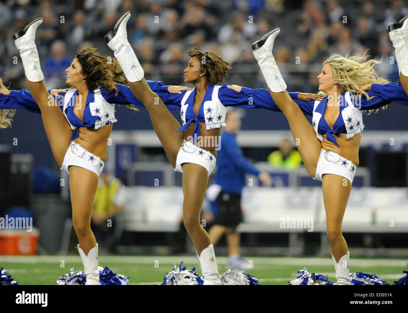 21. Dezember 2014: The Dallas Cowboys Cheerleaders führen bei einem NFL-Football-Spiel zwischen den Indianapolis Colts und die Dallas Cowboys im AT&T Stadium in Arlington, TX Dallas besiegt Indianapolis 42-7 um die Meisterschaft der NFC East clinch Stockfoto