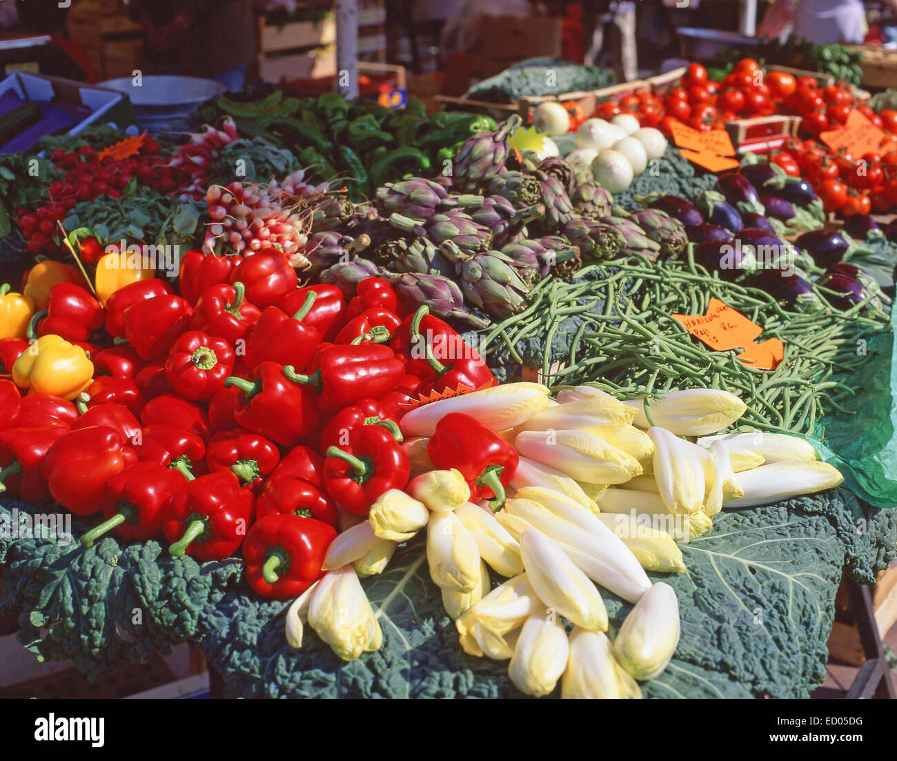 Outdoor-Lebensmittel-Markt (Cité Marchande) in Cagnes-Sur-Mer, Côte d ' Azur, Alpes-Maritimes, Provence-Alpes-Côte d ' Azur, Frankreich Stockfoto