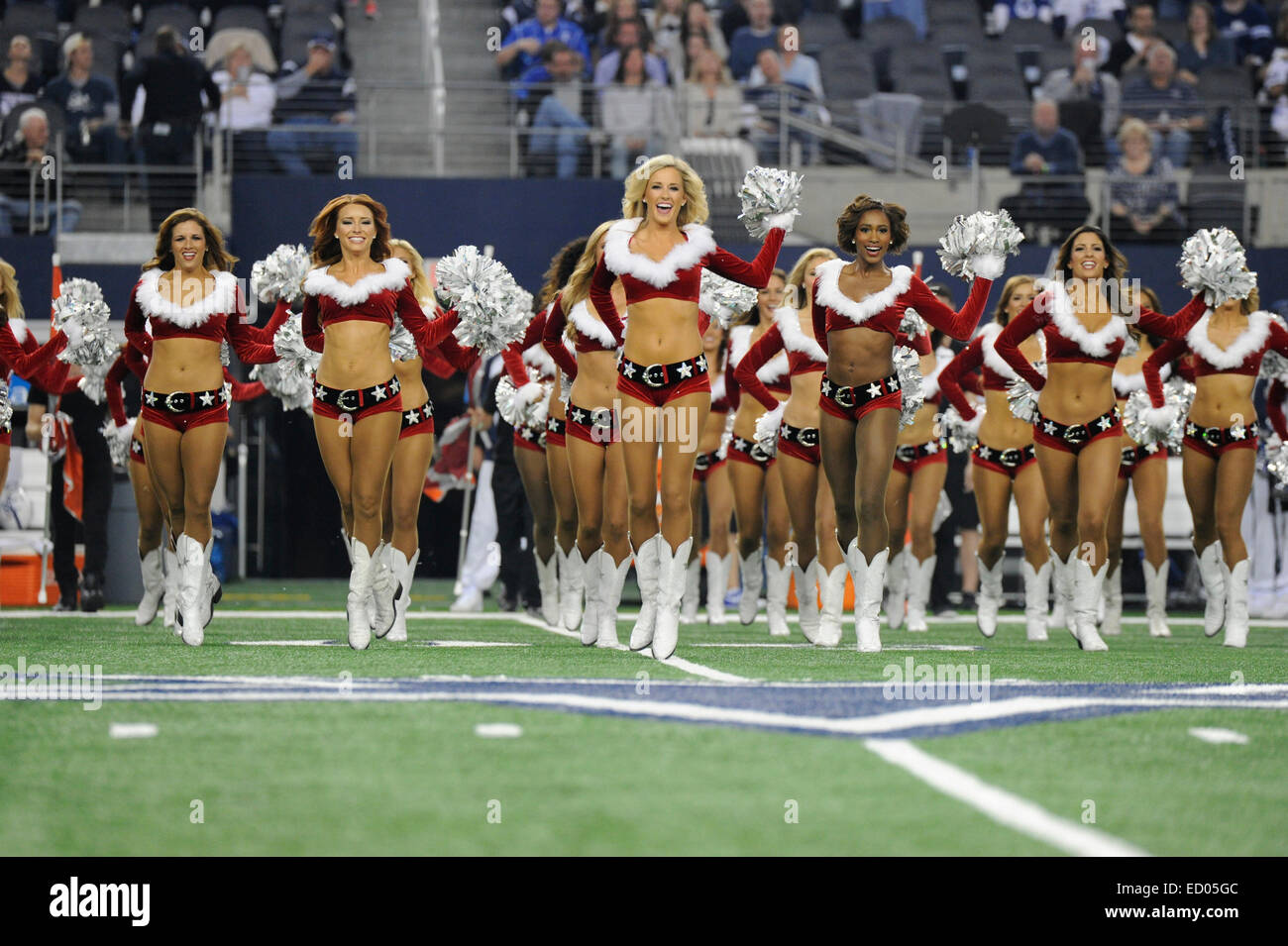 21. Dezember 2014: The Dallas Cowboys Cheerleaders führen bei einem NFL-Football-Spiel zwischen den Indianapolis Colts und die Dallas Cowboys im AT&T Stadium in Arlington, TX Dallas besiegt Indianapolis 42-7 um die Meisterschaft der NFC East clinch Stockfoto
