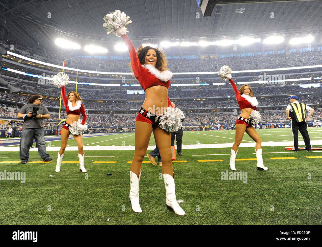 21. Dezember 2014: The Dallas Cowboys Cheerleaders führen bei einem NFL-Football-Spiel zwischen den Indianapolis Colts und die Dallas Cowboys im AT&T Stadium in Arlington, TX Dallas besiegt Indianapolis 42-7 um die Meisterschaft der NFC East clinch Stockfoto