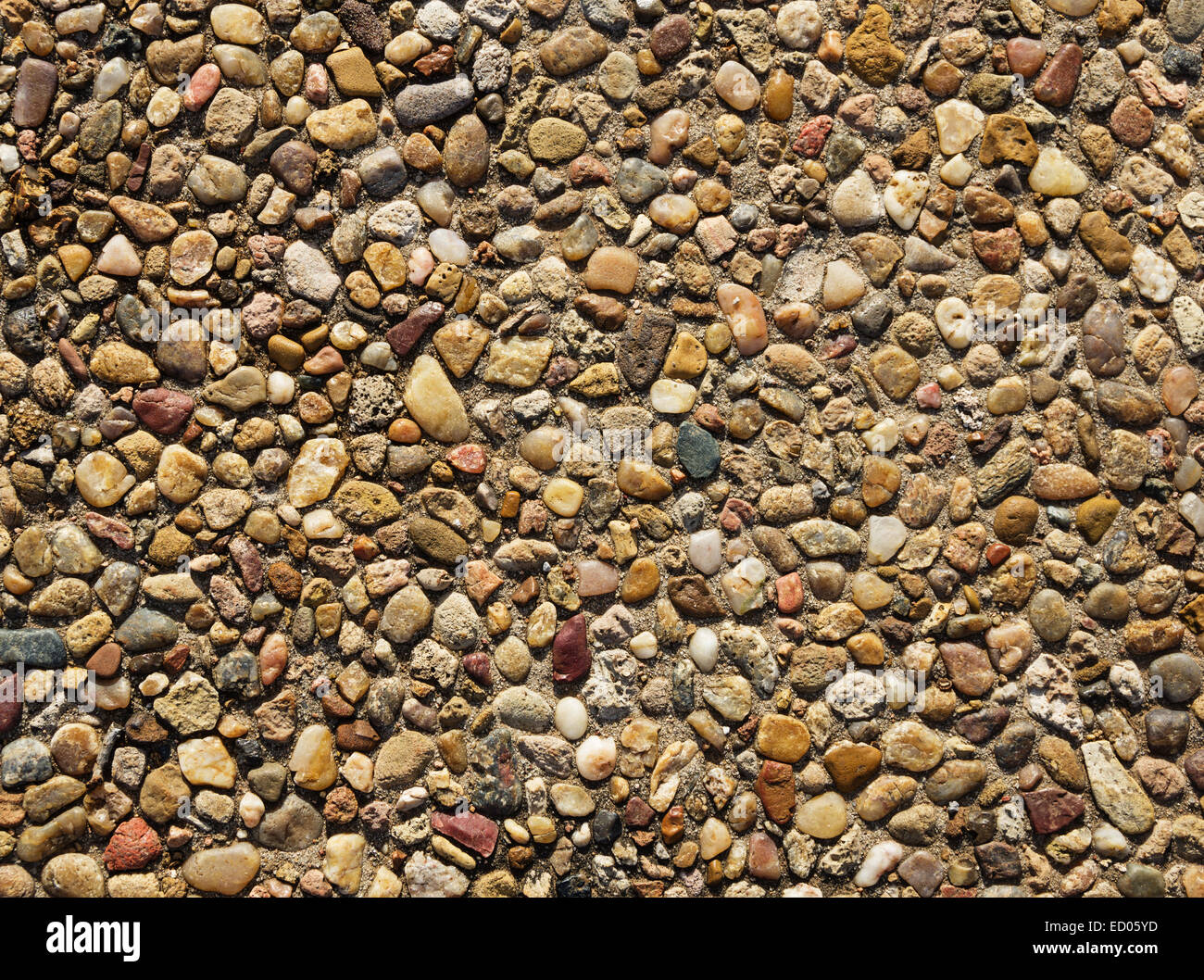 aggregierte Sichtbeton mit abgerundeten Kieselsteinen Hintergrundtextur Stockfoto