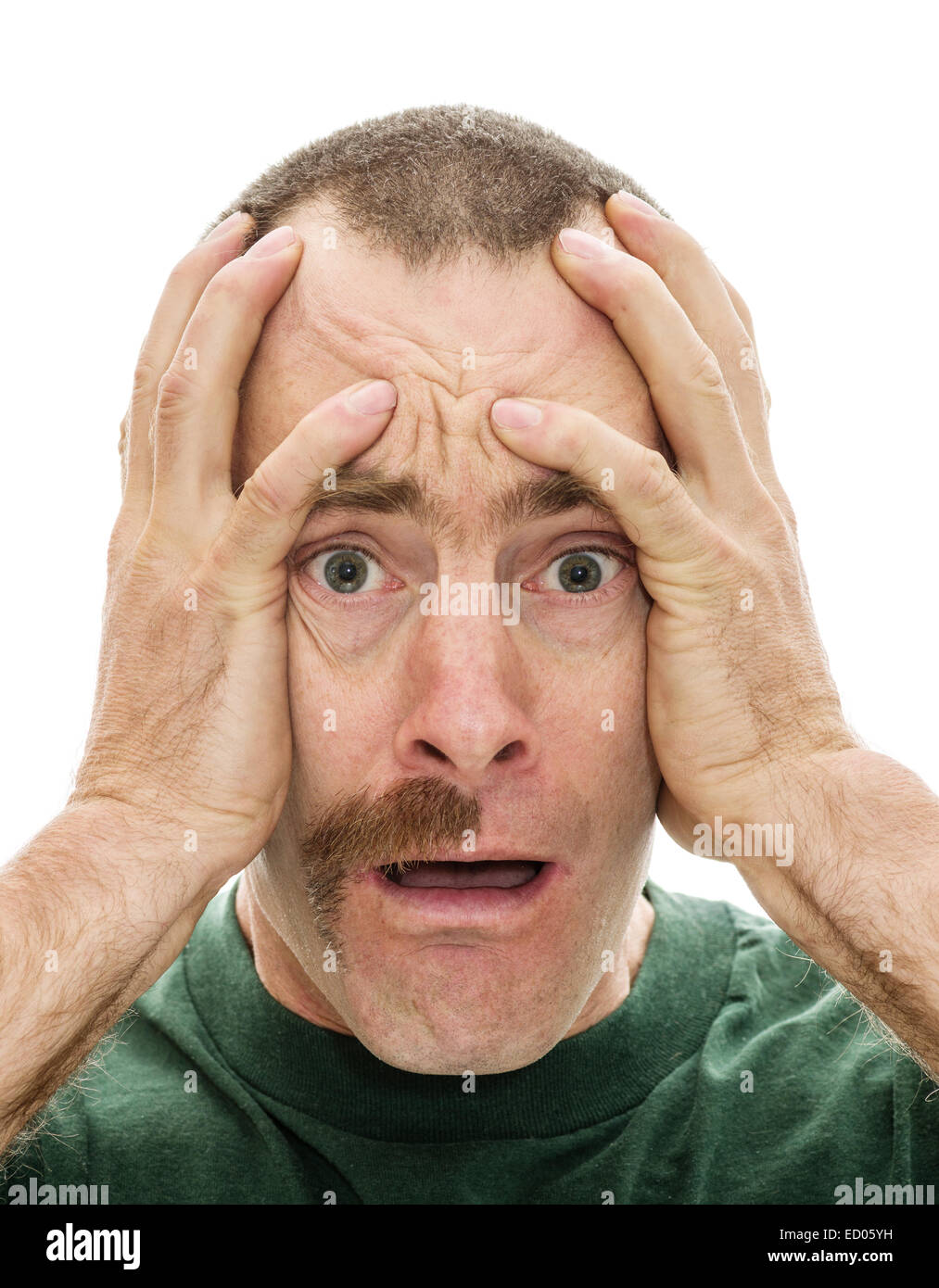 Mann schockiert um zu sehen, hat er nur die Hälfte seinen Schnurrbart mit seinen Händen auf seinen Kopf und weißen Hintergrund Stockfoto