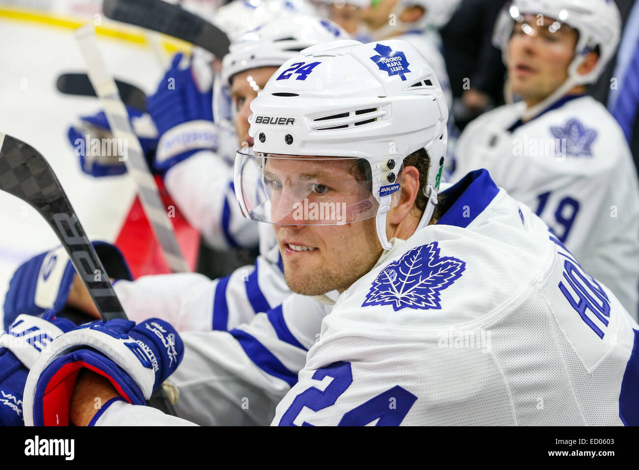 Toronto Maple Leafs center Peter Holland (24) während der NHL-Spiel zwischen den Toronto Maple Leafs und die Carolina Hurricanes in der PNC-Arena.  Die Carolina Hurricanes besiegten die Toronto Maple Leafs 4-1. Stockfoto