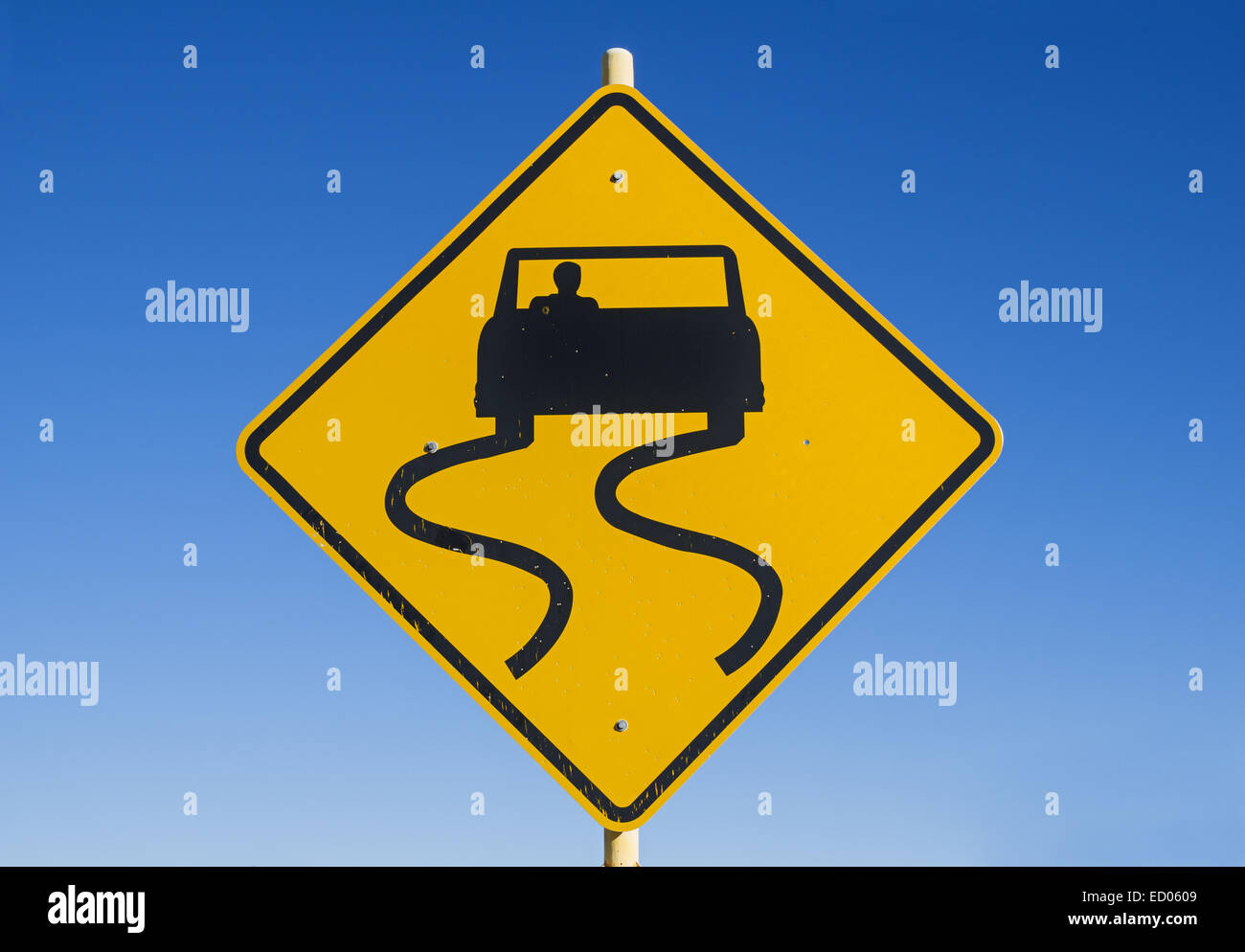 gelb und schwarz Vorsicht Wildwechsel Schild mit Auto und Skid Marks mit blauem Himmelshintergrund Stockfoto