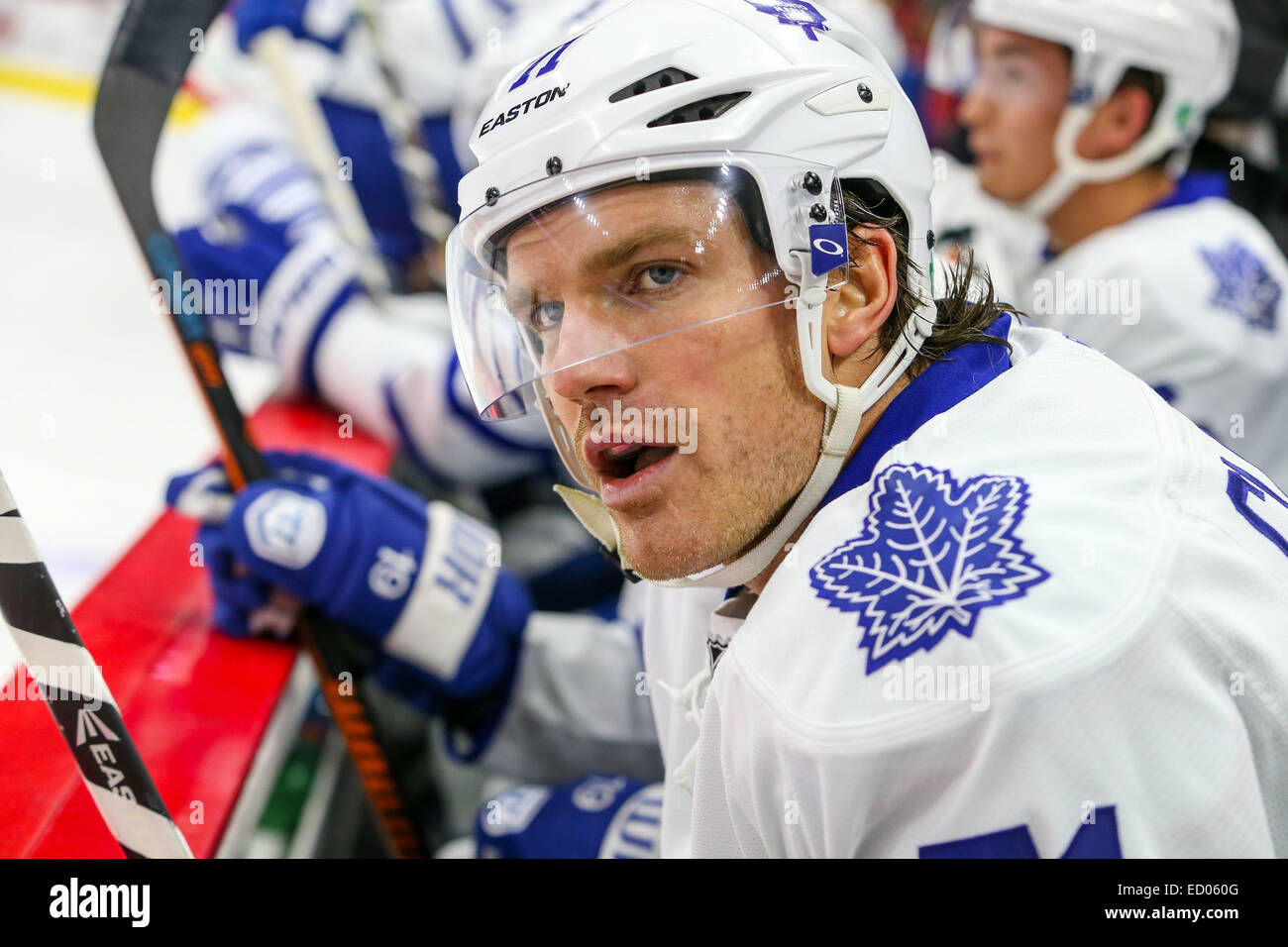 Toronto Maple Leafs rechten Flügel David Clarkson (71) während des NHL-Spiels zwischen den Toronto Maple Leafs und die Carolina Hurricanes in der PNC-Arena.  Die Carolina Hurricanes besiegten die Toronto Maple Leafs 4-1. Stockfoto