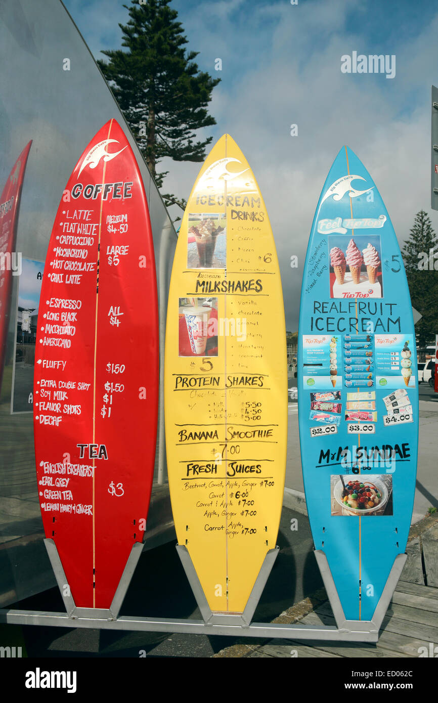 Surfbretter verwendet als Speisekarten am Strand von Mount Maunganui Stockfoto