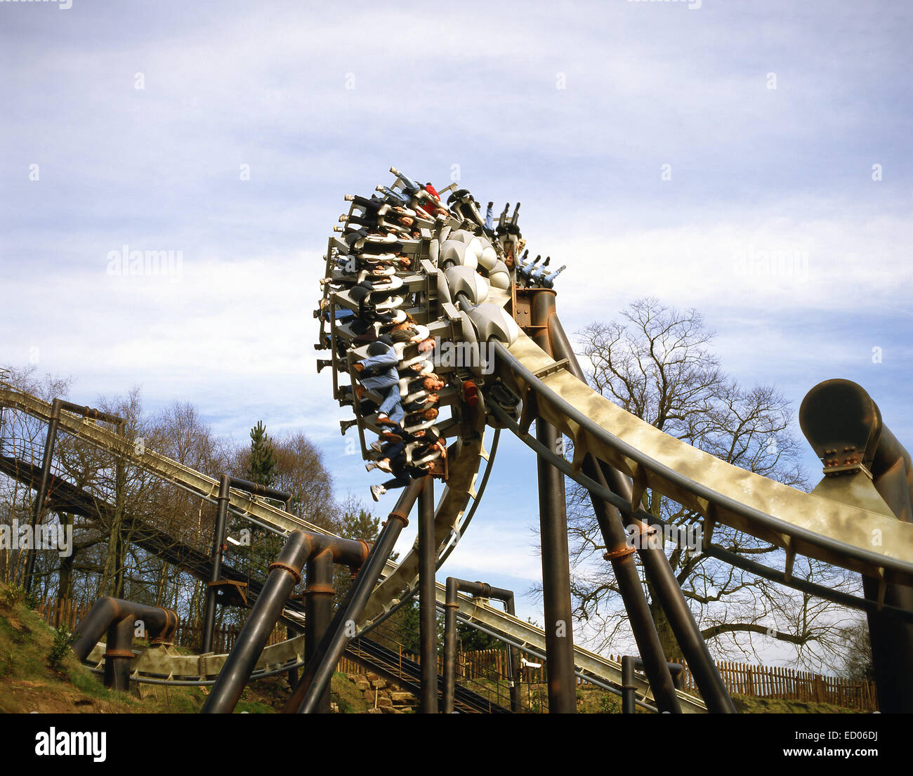 Nemesis Achterbahnfahrt im Freizeitpark Alton Towers, Alton, Staffordshire, England, Vereinigtes Königreich Stockfoto