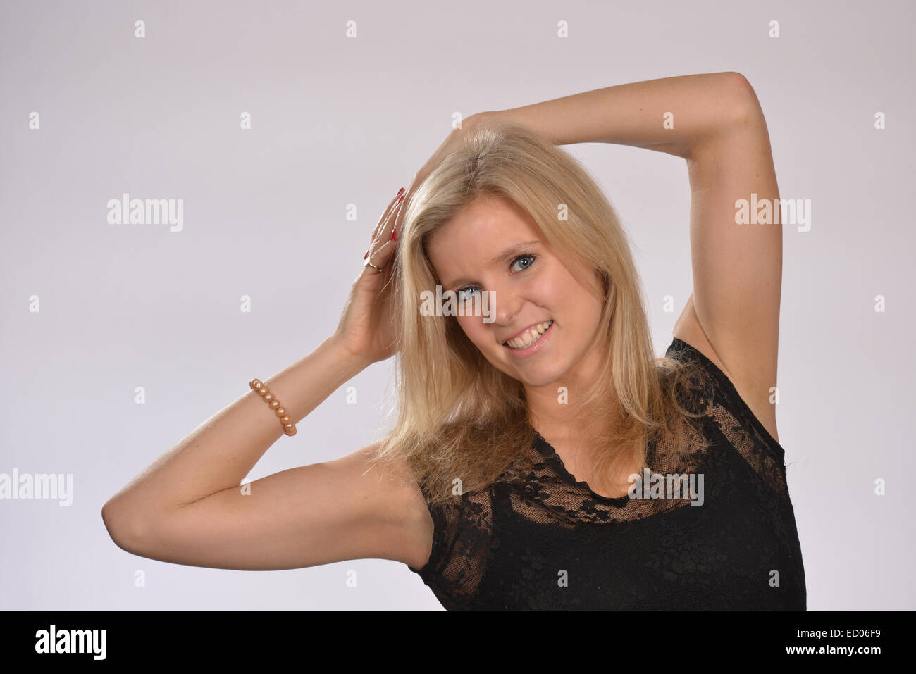 Studio-Porträt einer jungen blonden Frau (20) Stockfoto