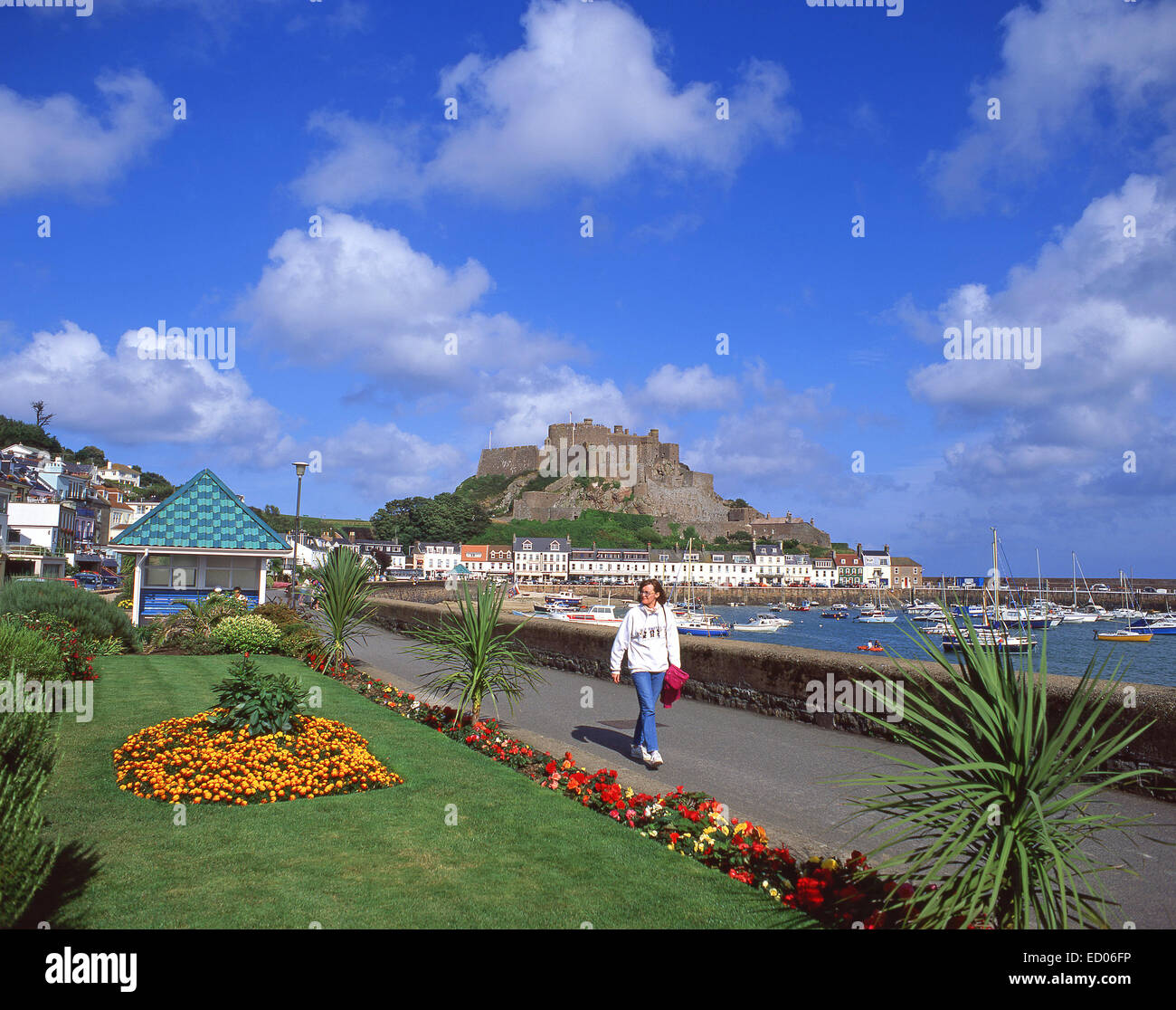 Mount Orgueil Castle aus dem 13. Jahrhundert über Gorey Harbour, Gorey, Saint Martin Parish, Jersey, Kanalinseln Stockfoto