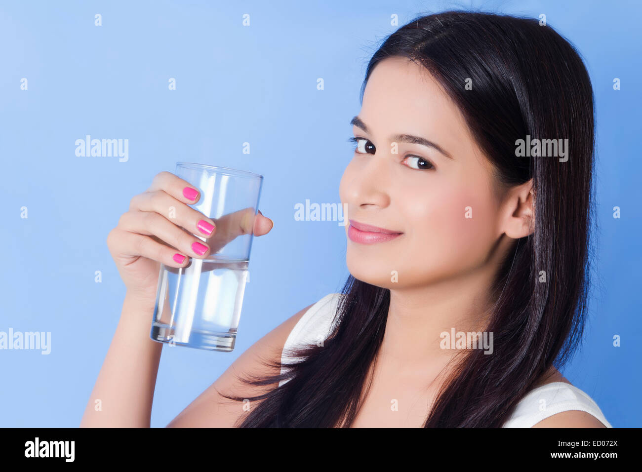 indische schöne Lady-Trinkwasser Stockfoto