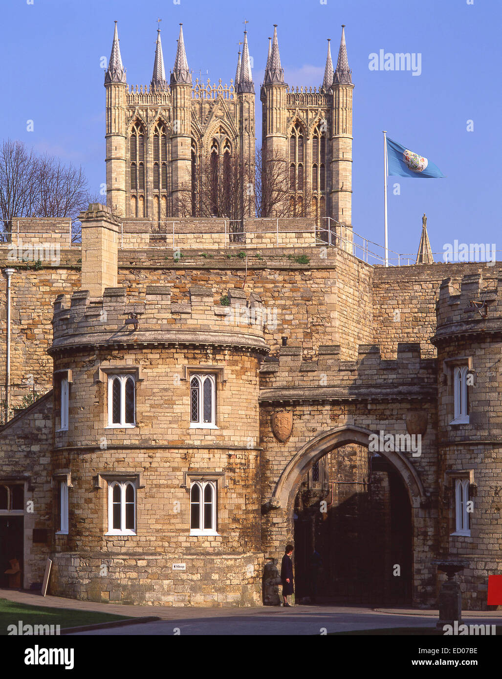 Lincoln Kathedrale zeigt Schloss East Gate, Lincoln, Lincolnshire, England, Vereinigtes Königreich Stockfoto