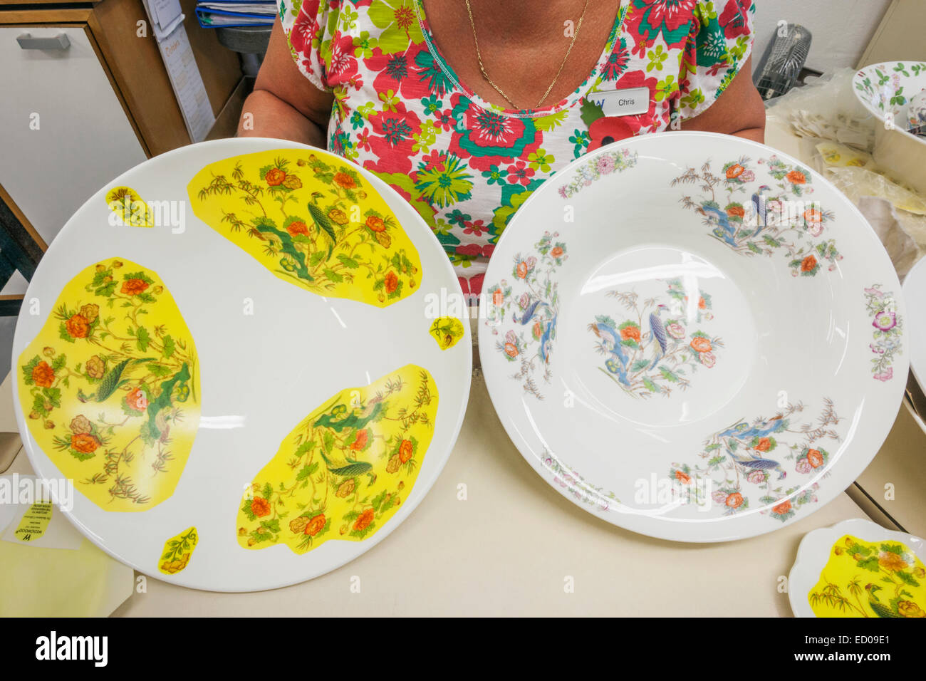 England, Staffordshire, Stoke-on-Trent, Wedgwood Besucherzentrum, Demonstration von Dye Transfer Print Technik Stockfoto