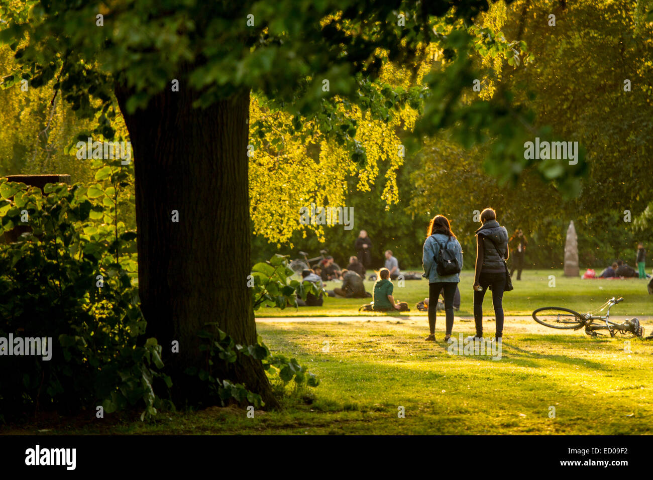 Freunde im Treptower Park, Berlin, Deutschland. Stockfoto