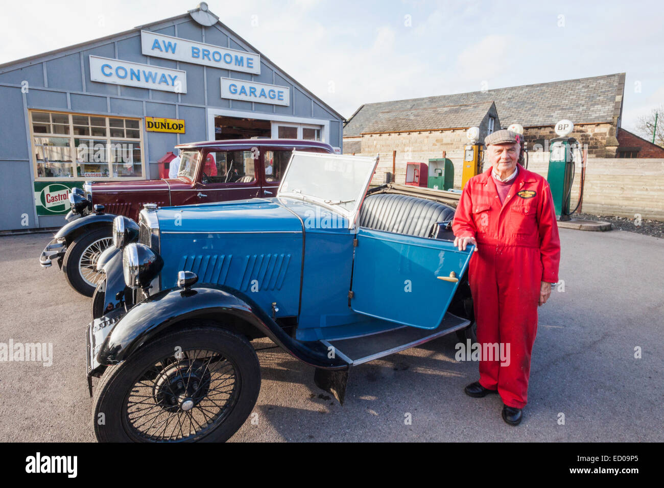 England, Birmingham, Dudley, das Black Country Living Museum, traditionelle Garage und Oldtimer Stockfoto