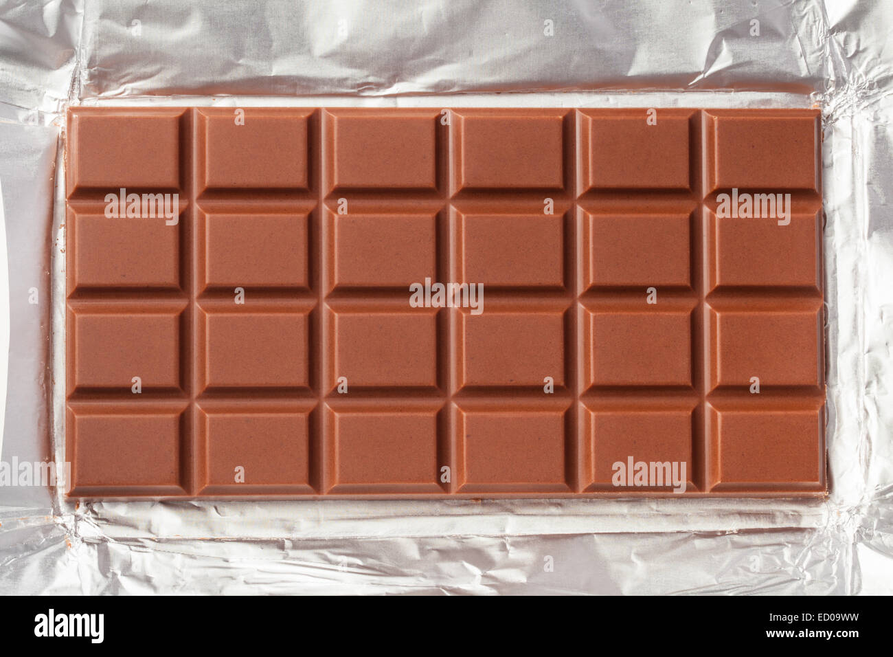 Milk Chocolate Bar geöffnete Folie verpackt. Stockfoto