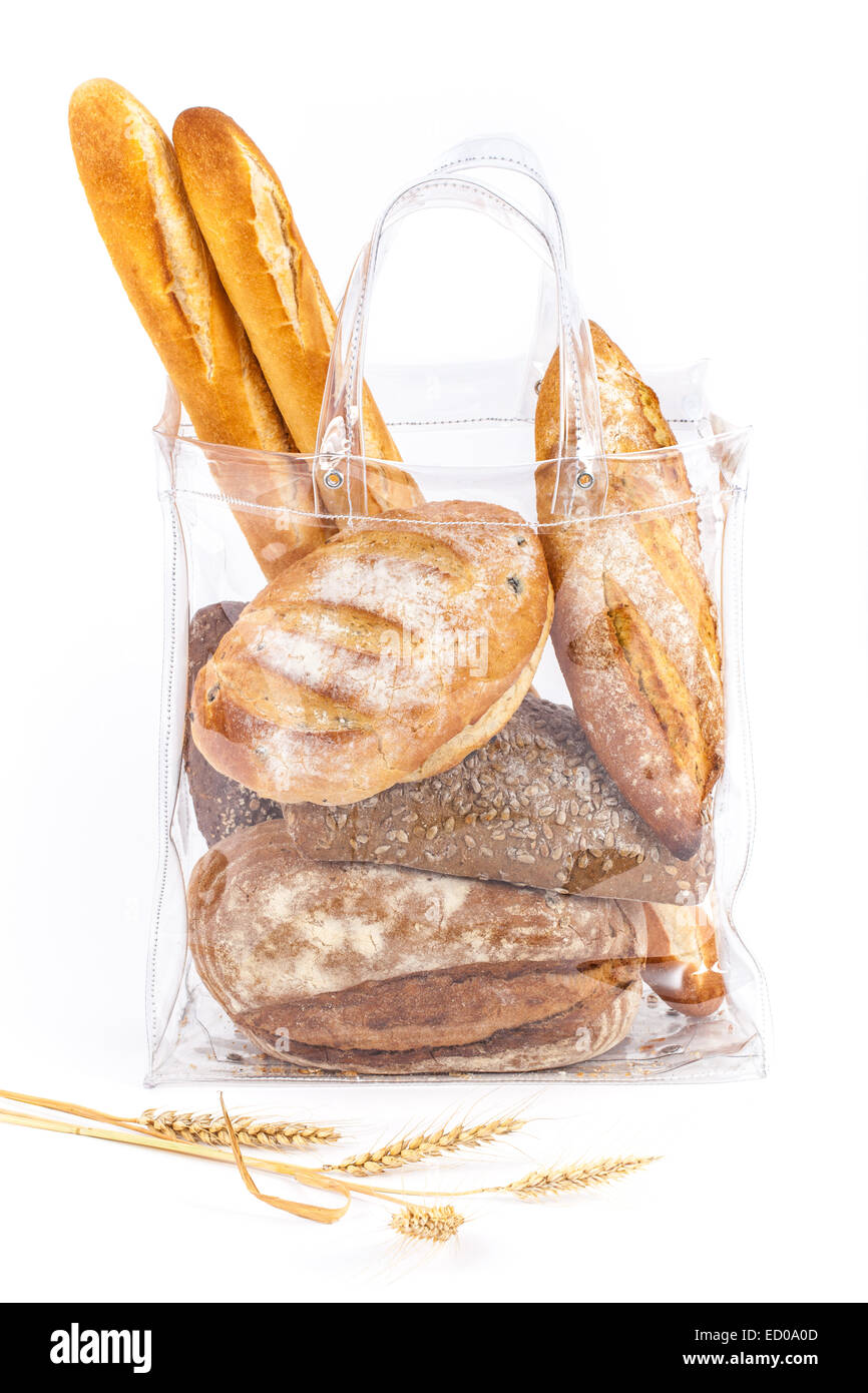 Transparente Plastiktüte voller Brot isoliert auf weißem Hintergrund. Stockfoto