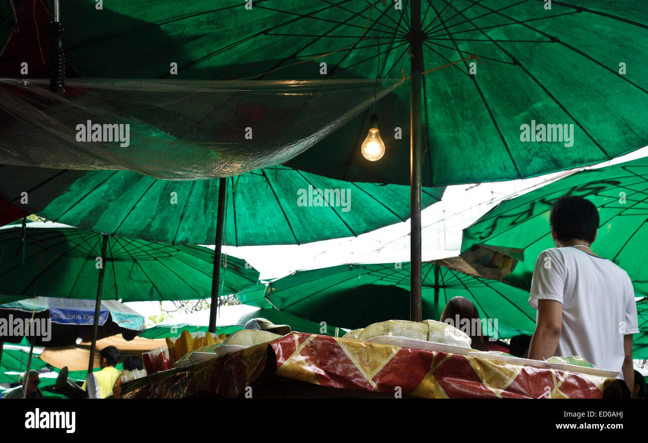 Grün-Sonnenschirme bei einem Thai Street Food Markt, Bangkok, Thailand, Asien. Stockfoto