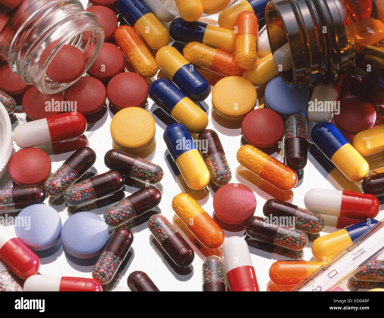 Verschiedene Pillen, Kapseln und Tabletten auf Glas Hintergrund Stockfoto