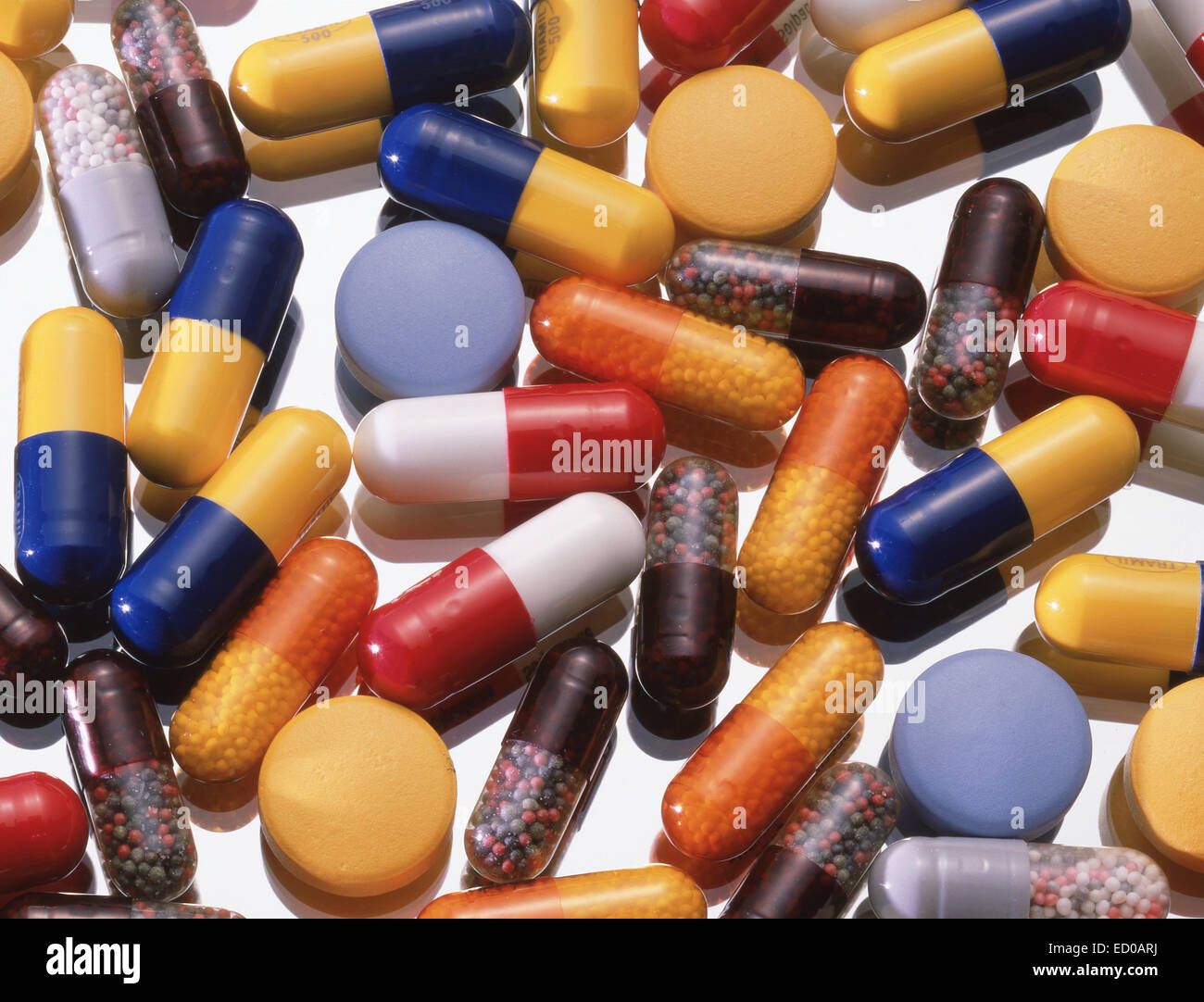 Verschiedene Pillen, Kapseln und Tabletten auf Glas Hintergrund Stockfoto