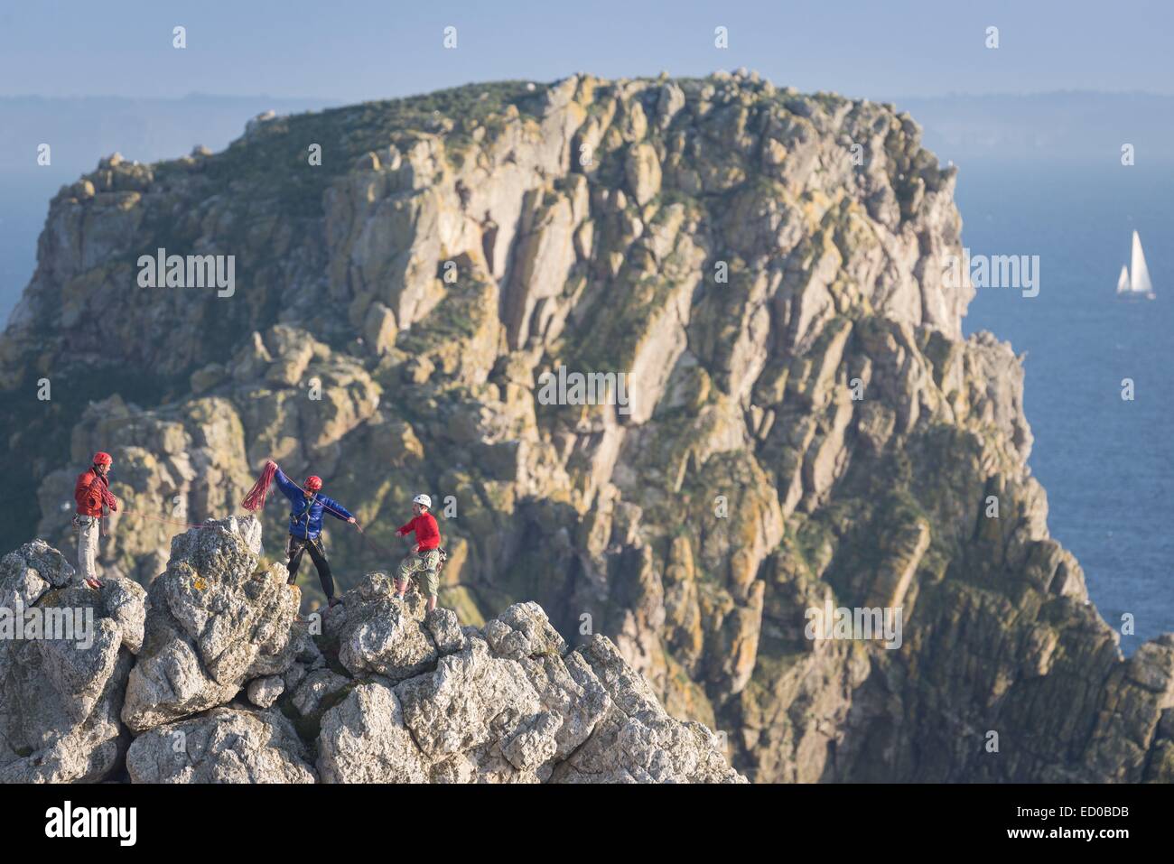 Frankreich, Finistere, Camaret Sur Mer, Klettern an der Spitze der Pen Hir auf der Halbinsel Crozon Stockfoto