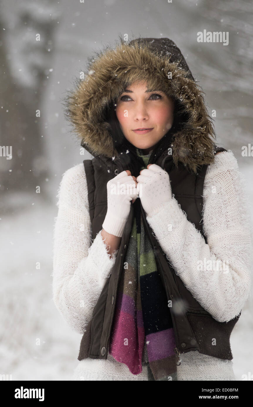 Frau im Freien im winter Stockfoto