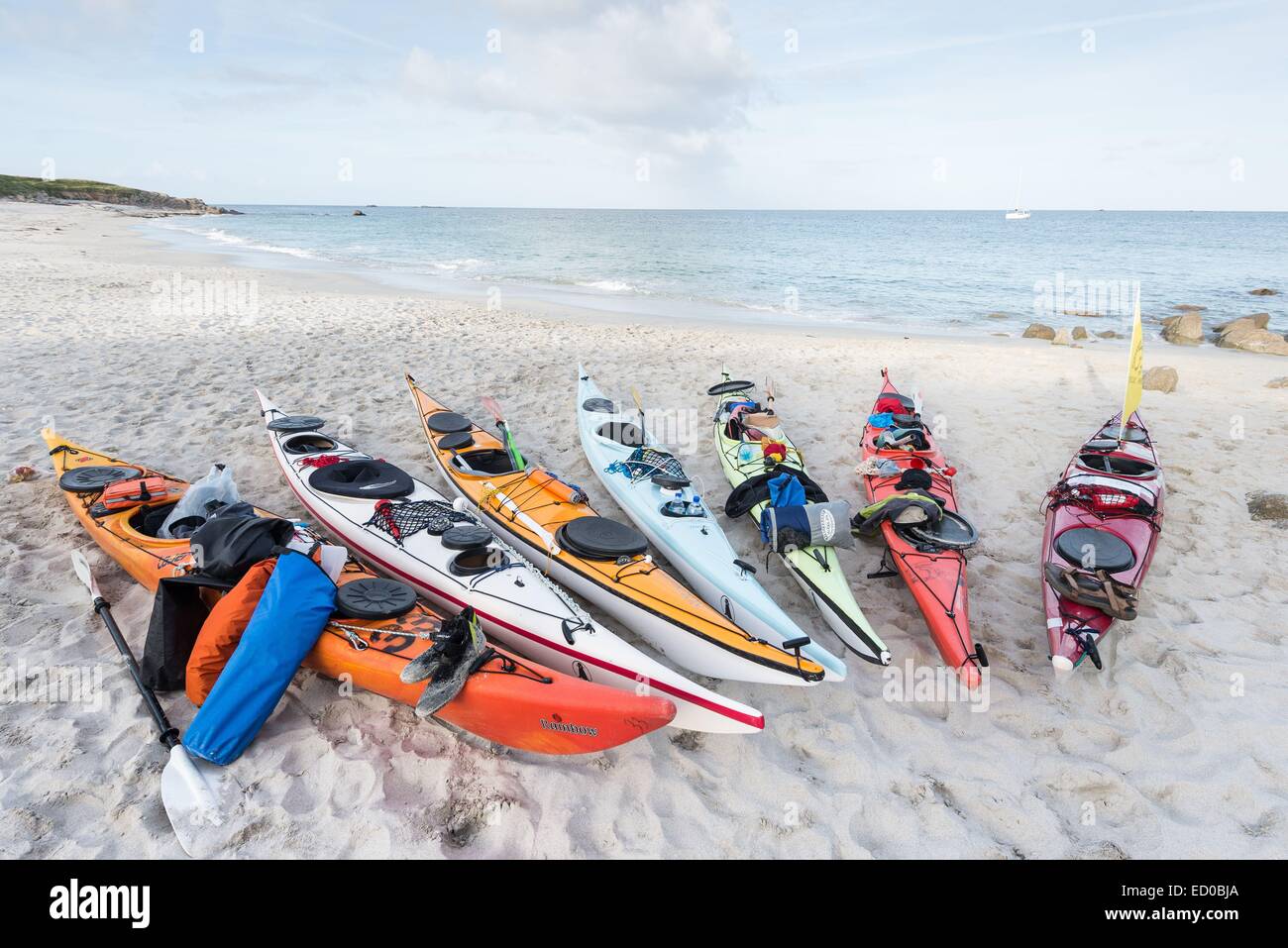 Frankreich, Morbihan, Hoedic, Kayakistes En Biwak Sur l'Île d'Hoedic Stockfoto