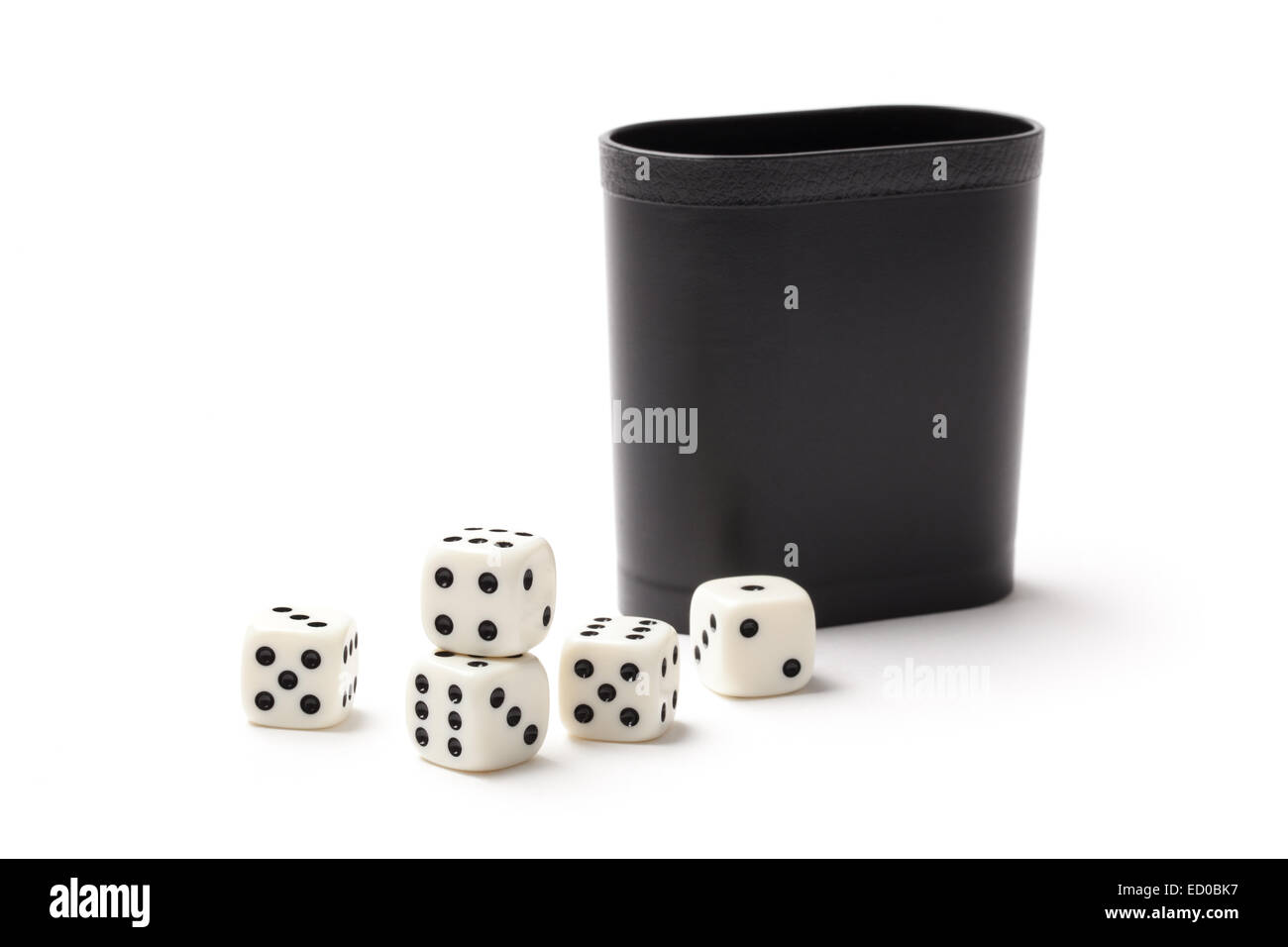 Weiße Würfel auf einem Haufen und Tasse isolierten auf weißen Hintergrund. Stockfoto