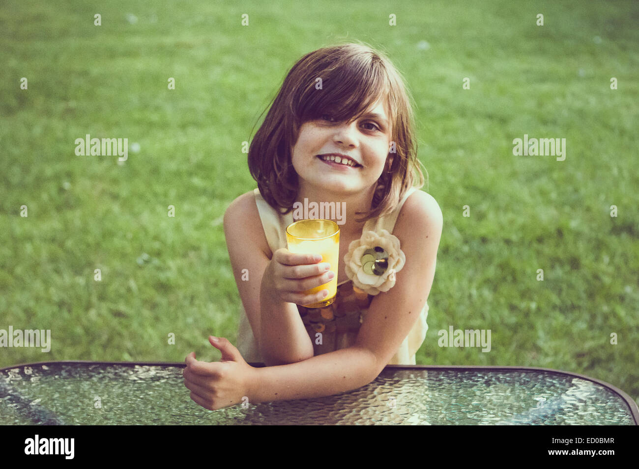 Mädchen mit einem Milch-Schnurrbart, stützte sich auf Glastisch Glas Milch Stockfoto