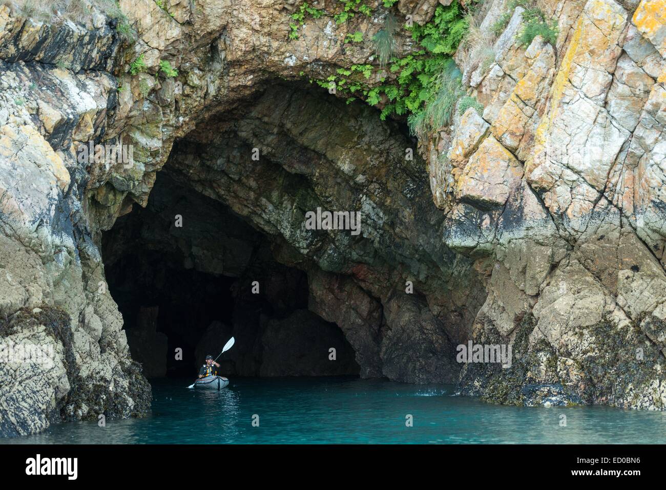 Frankreich, Finistere, Crozon, Kajak Erforschung der Höhlen auf der Halbinsel Crozon Stockfoto