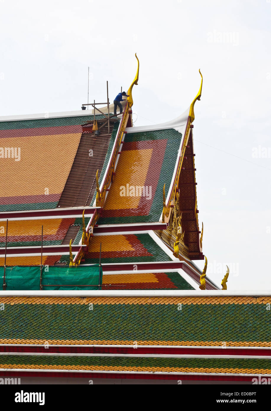Arbeiter an Dächern Wat Arun, buddhistische Tempel. Thonburi. Bangkok, Thailand. Stockfoto