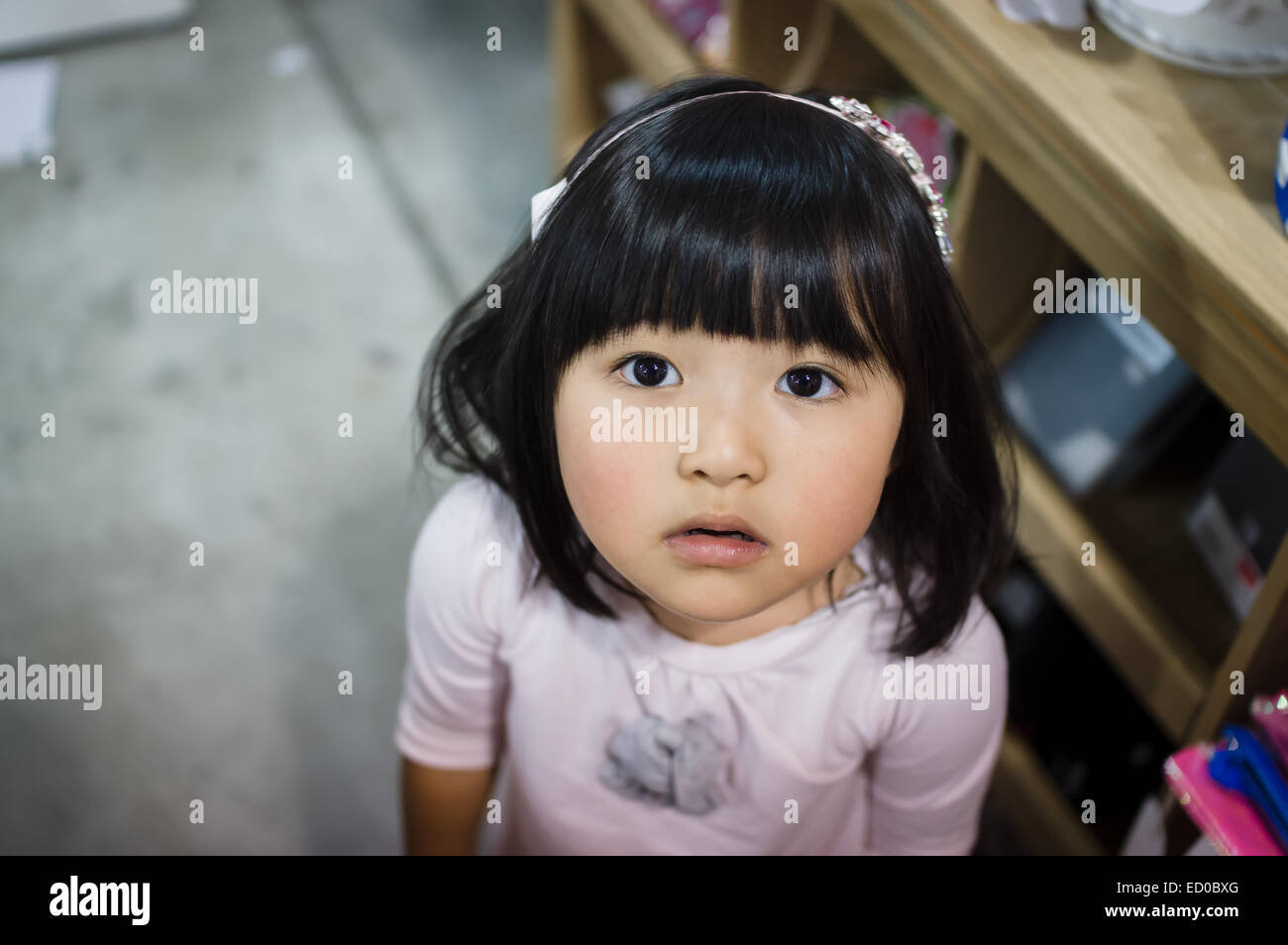 Porträt eines Mädchens tragen Rosa Stirnband Stockfoto