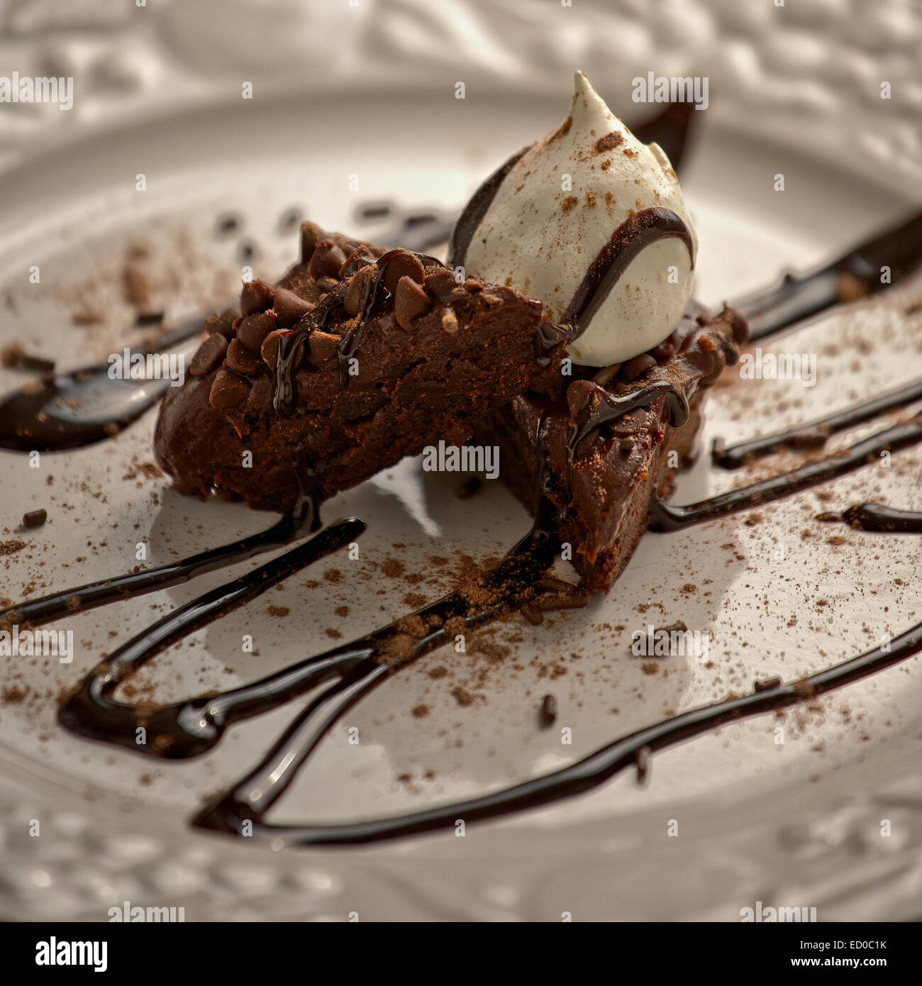 Schokoladenbrownie mit Schokostreuseln und beträufelt Schokolade Stockfoto