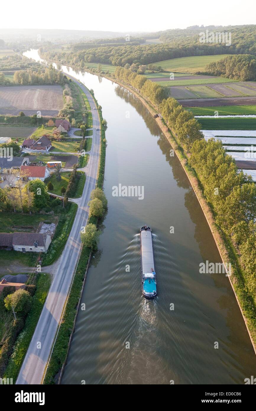 Frankreich, Nord, Watten, Lastkahn auf dem Canal de l'Aa (Luftbild) Stockfoto