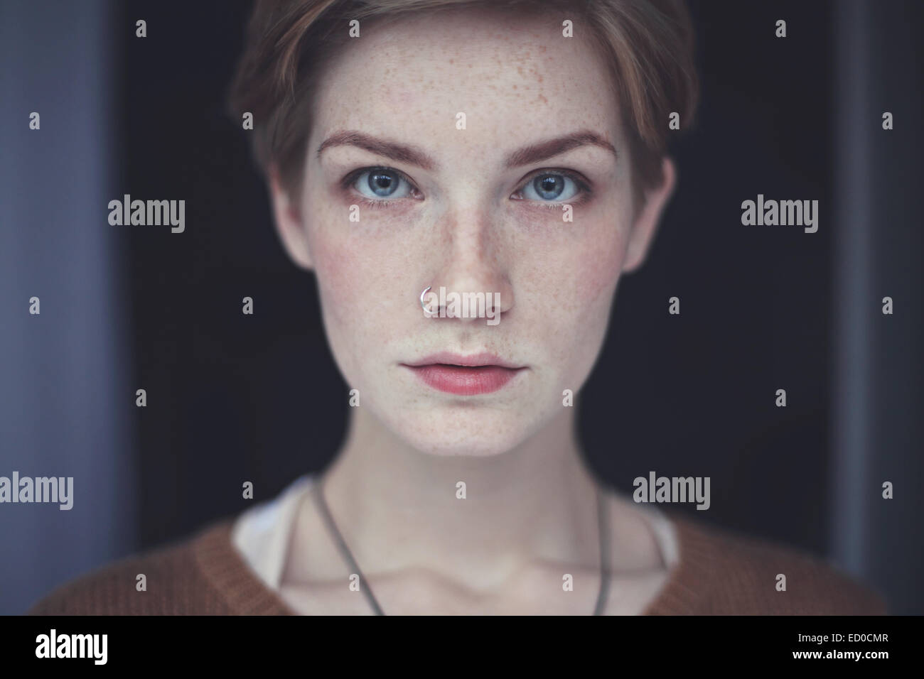 Porträt von schönen Frau mit kurzen Haaren und einem Nasenpiercing Stockfoto