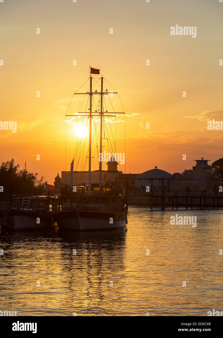 Riverboat bei Sonnenuntergang Stockfoto