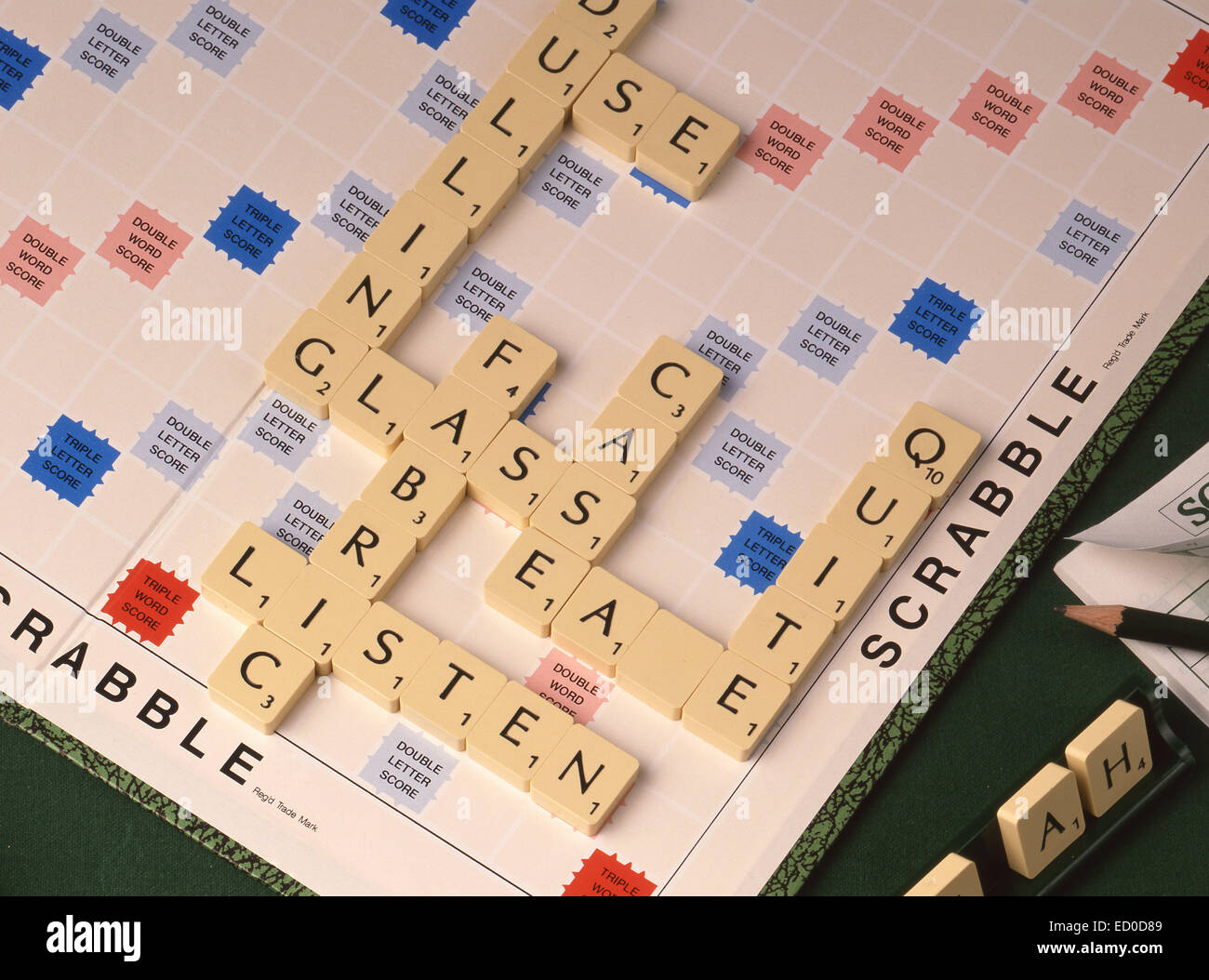 Scrabble Brettspiel mit gefliesten Briefe und Pad (Stilleben) Stockfoto