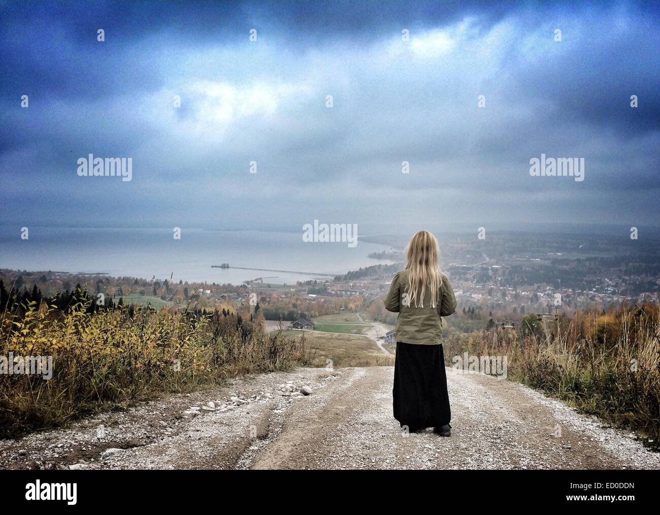 Mädchen auf einem Hügel stehend, das Stadtbild, Dalarna, Schweden, ansieht Stockfoto
