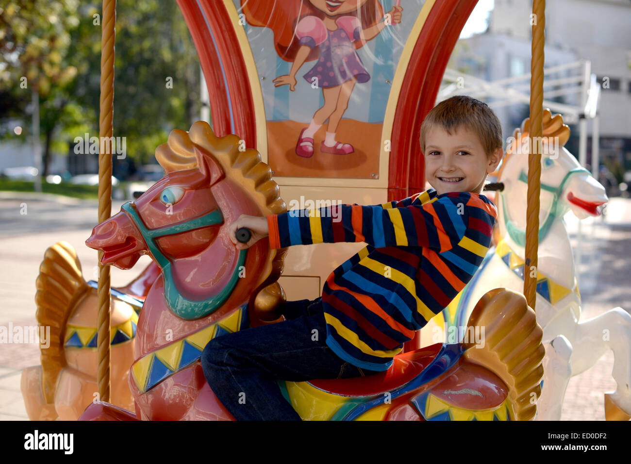 Kleiner Junge (6-7)-Reiten-Karussell-Pferd Stockfoto