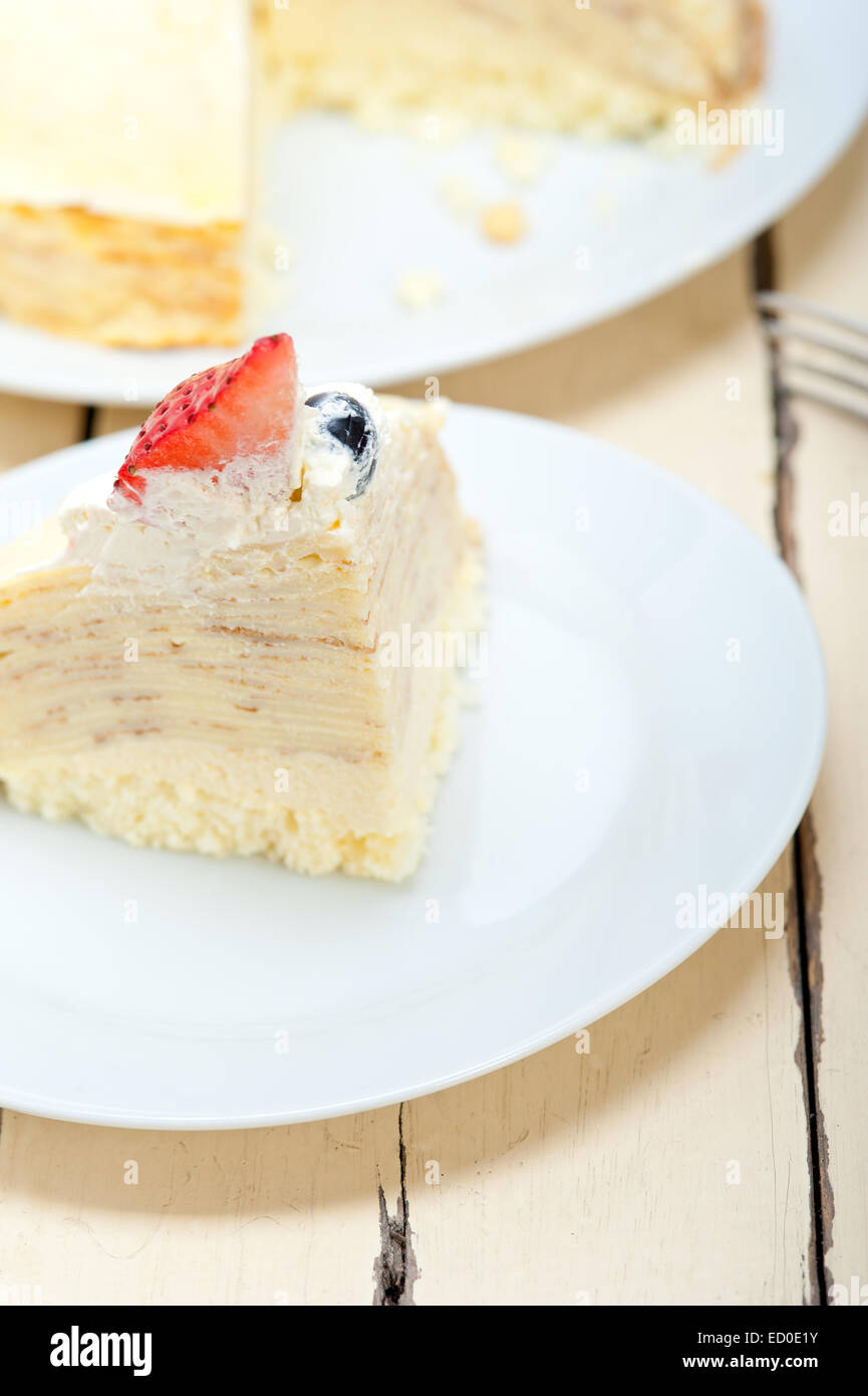 Krepp Pfannkuchen-Kuchen mit Sahne und Erdbeeren an der Spitze Stockfoto