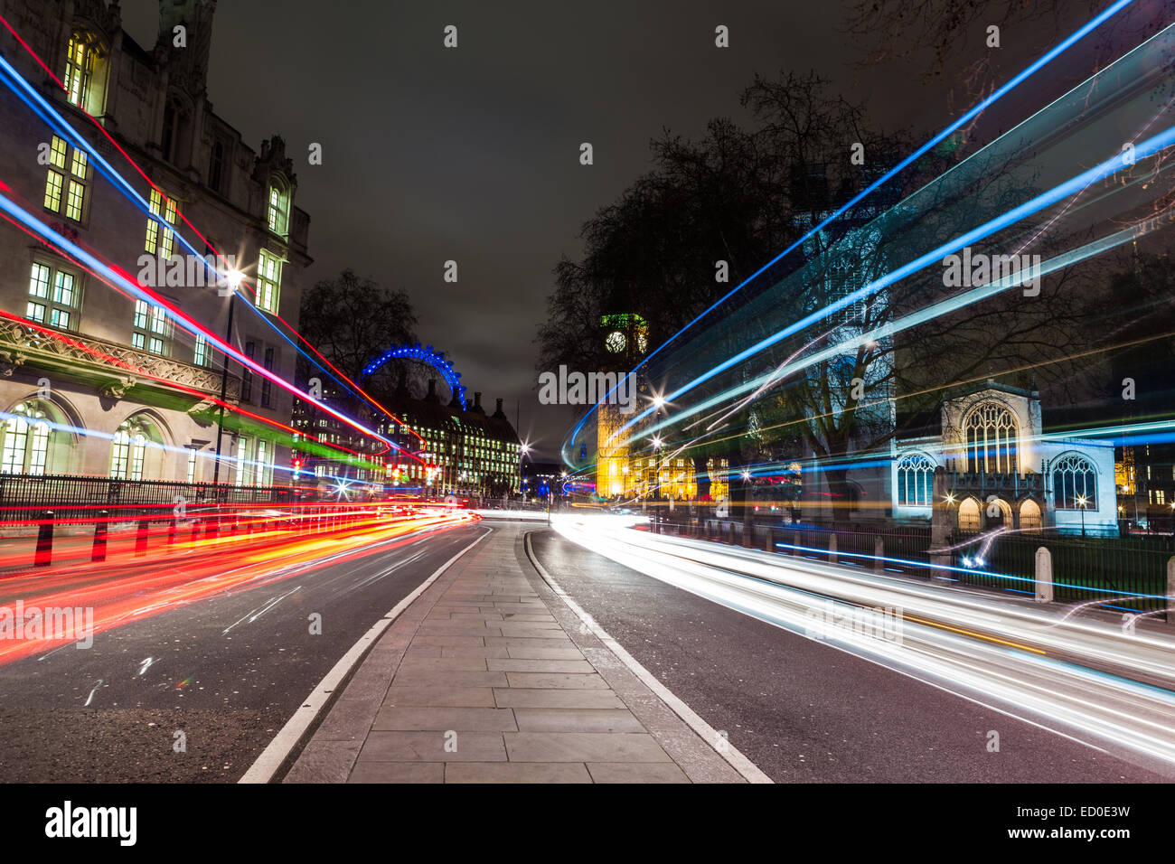 Vereinigtes Königreich, England, London, Licht Routen auf Straße in der Nacht Stockfoto