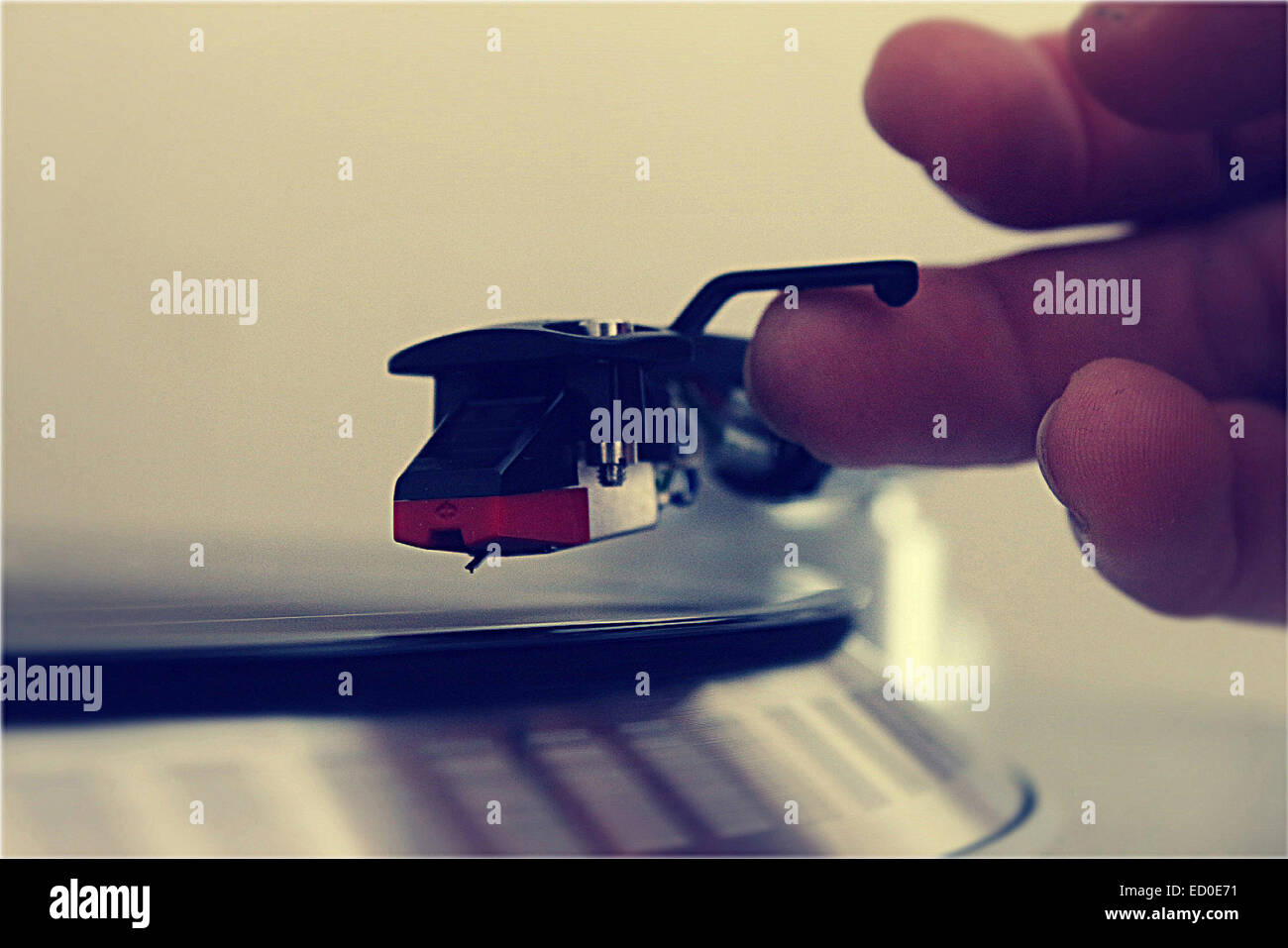 Man spielt Vinyl-Schallplatte Stockfoto