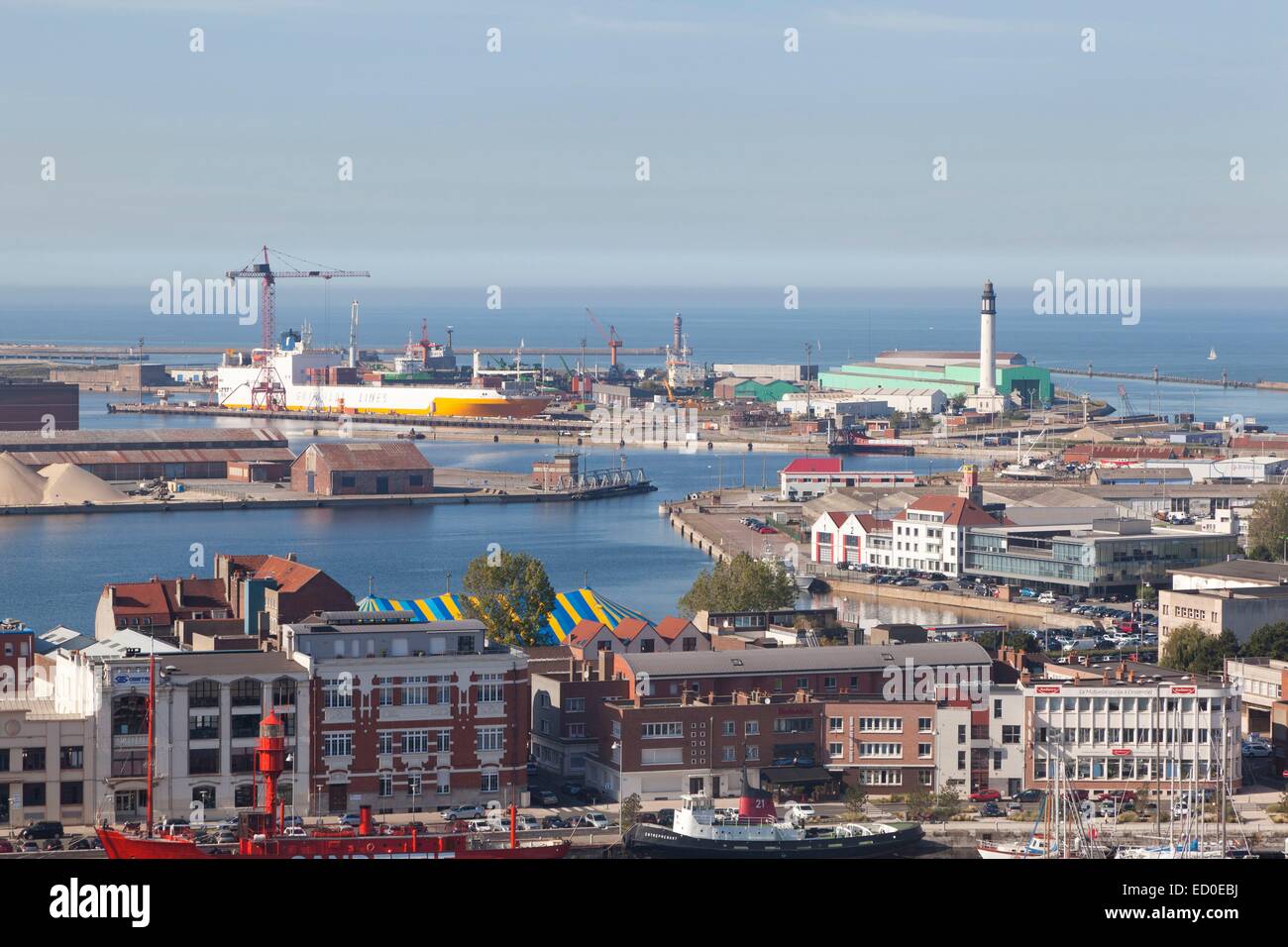 Frankreich, Nord, Dünkirchen, Anzeigen der Industriehafen und Leuchtturm Stockfoto