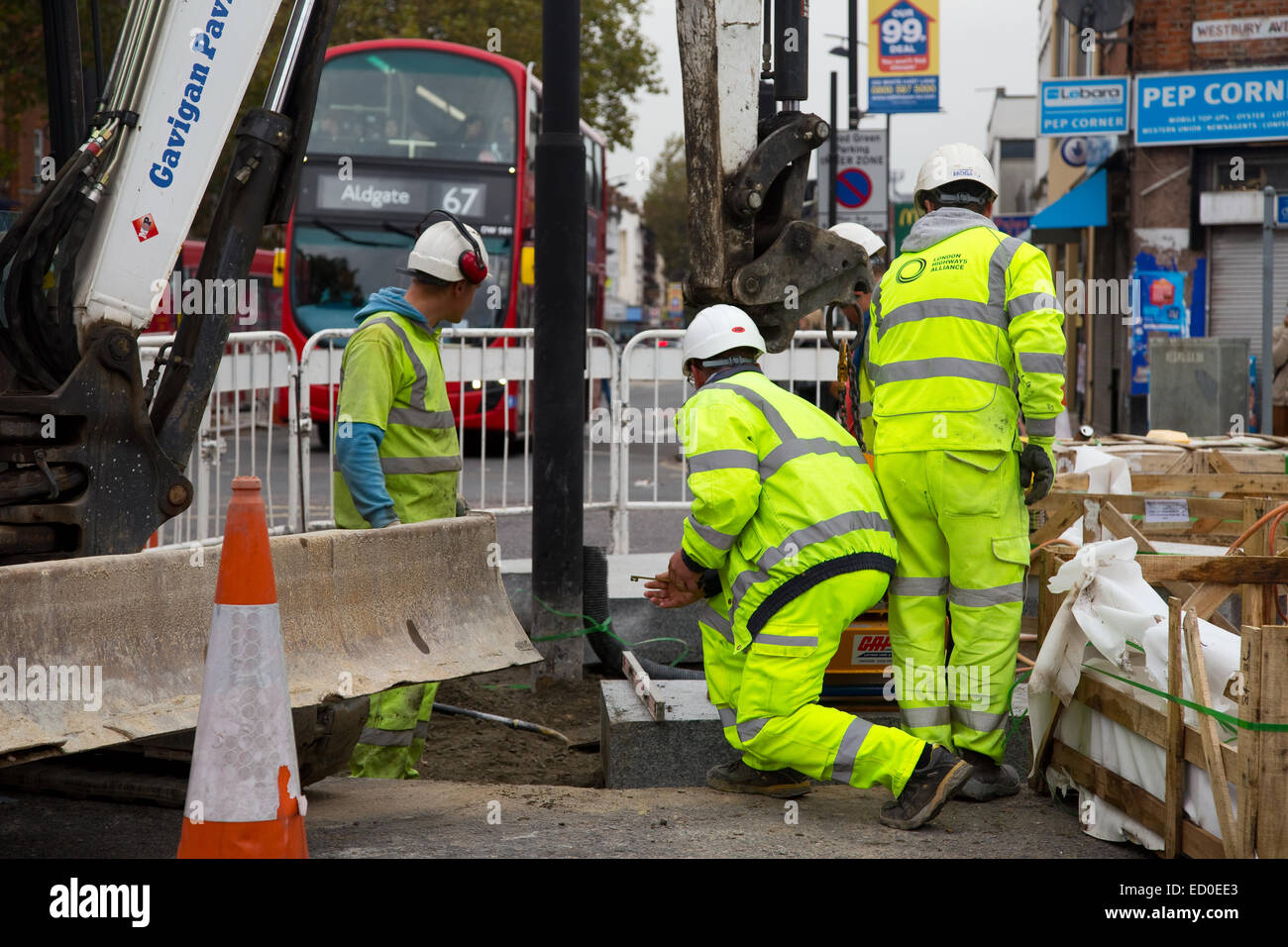 LONDON - 15. Oktober: Unidentified Arbeiter mit einem Sprobst Vakuum Stein Magneten von Turnpike Lane Station am 15. Oktober 2014 ich Stockfoto