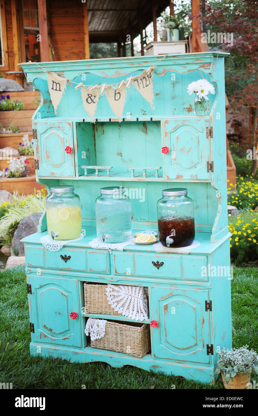 Eine trendige Limonadenstand mit Wasser und Tee bietet kühle Erfrischungen an einem warmen Sommertag auf einer Hochzeit in Apple Hill, Kalifornien Stockfoto