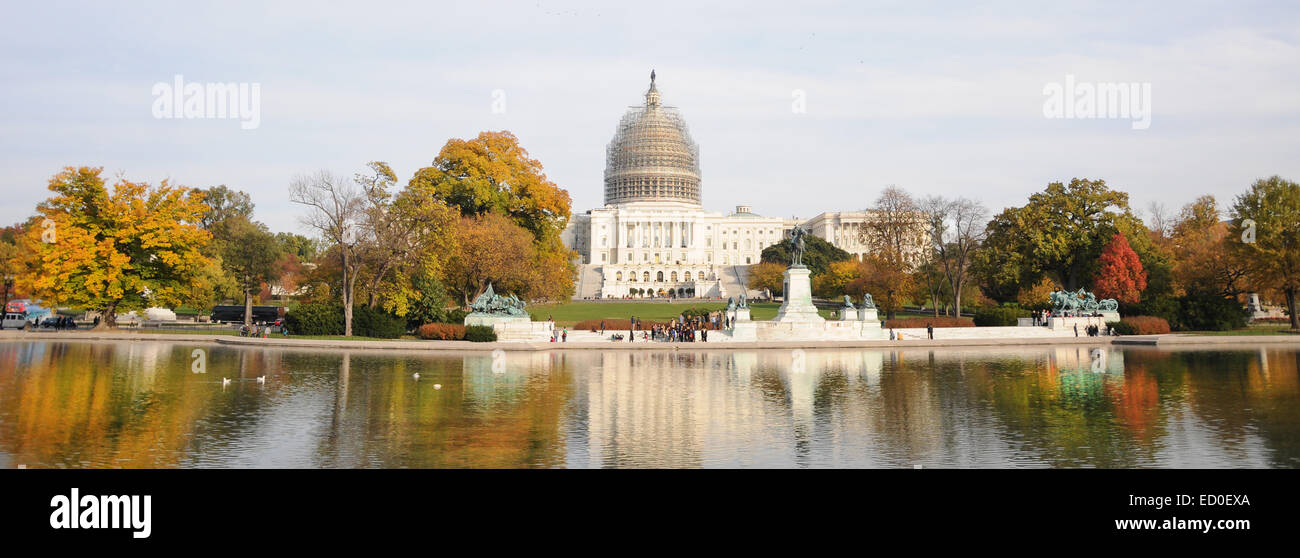 Das Kapitol im Bau mit Gerüst auf dem Dach im Herbst mit Spiegelbild im Pool. Stockfoto