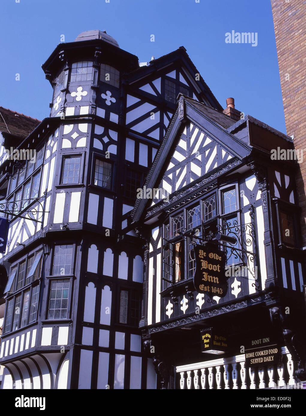 17. Jahrhundert Ye Olde Boot Inn, Eastgate Street, Chester, Cheshire, England, Vereinigtes Königreich Stockfoto