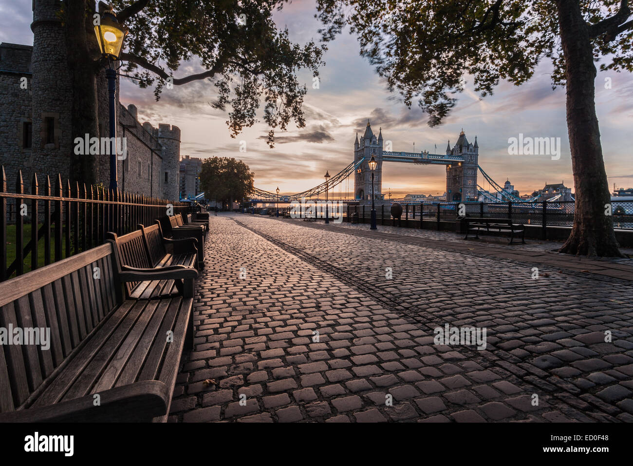 Vereinigtes Königreich, England, London, Tower Bridge und Tower of London bei Sonnenaufgang Stockfoto