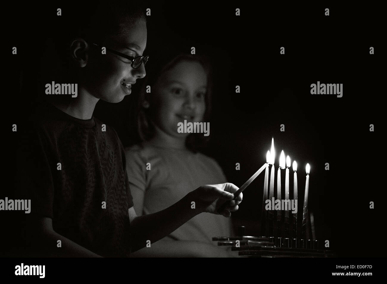 Kinder (8-9) Beleuchtung Menorah Stockfoto