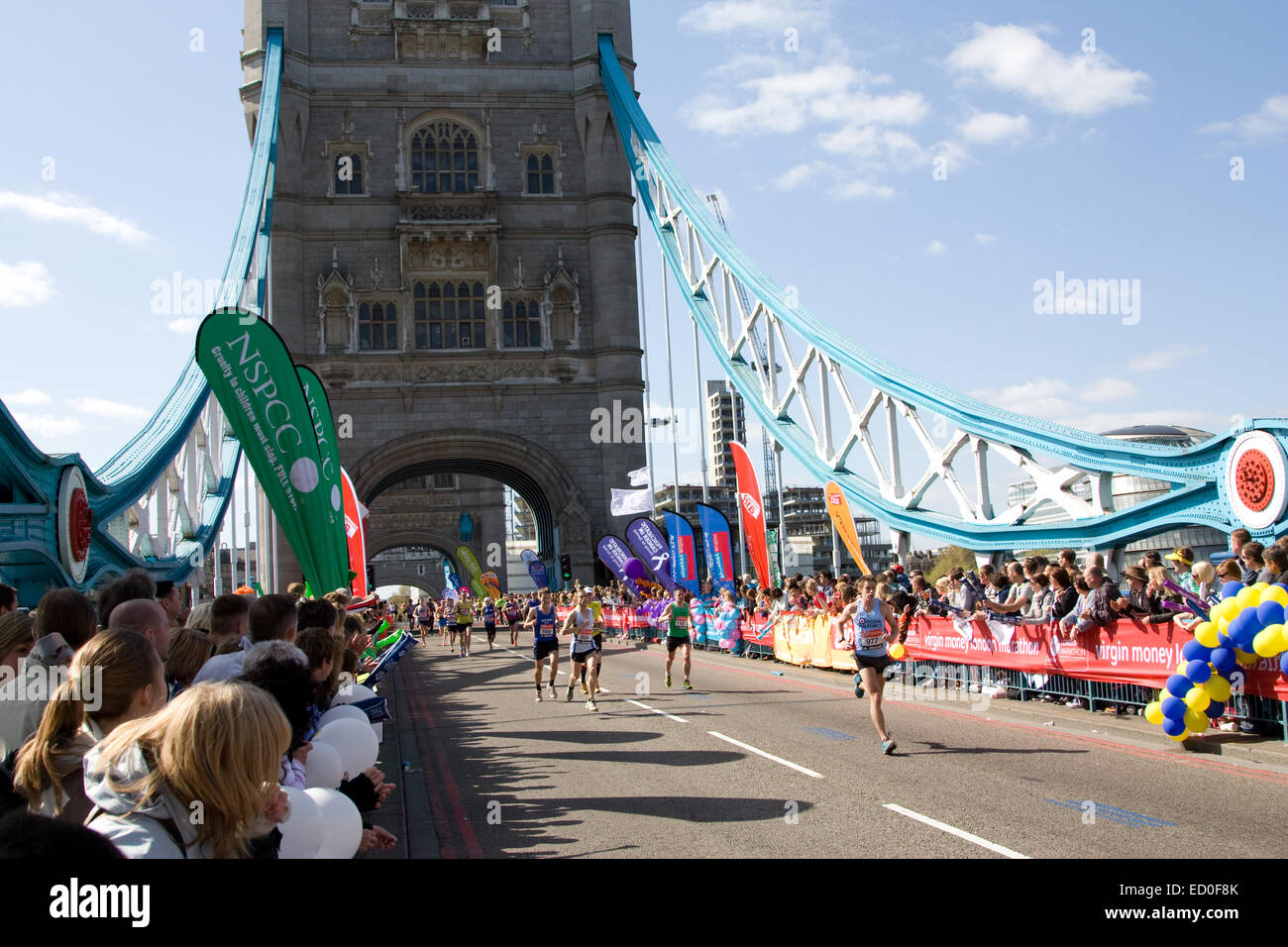 LONDON - 13.April: Unbekannten Männern laufen den London-Marathon am 13. April 2014 in London, England, UK. Der Marathon ist eine jährliche Stockfoto